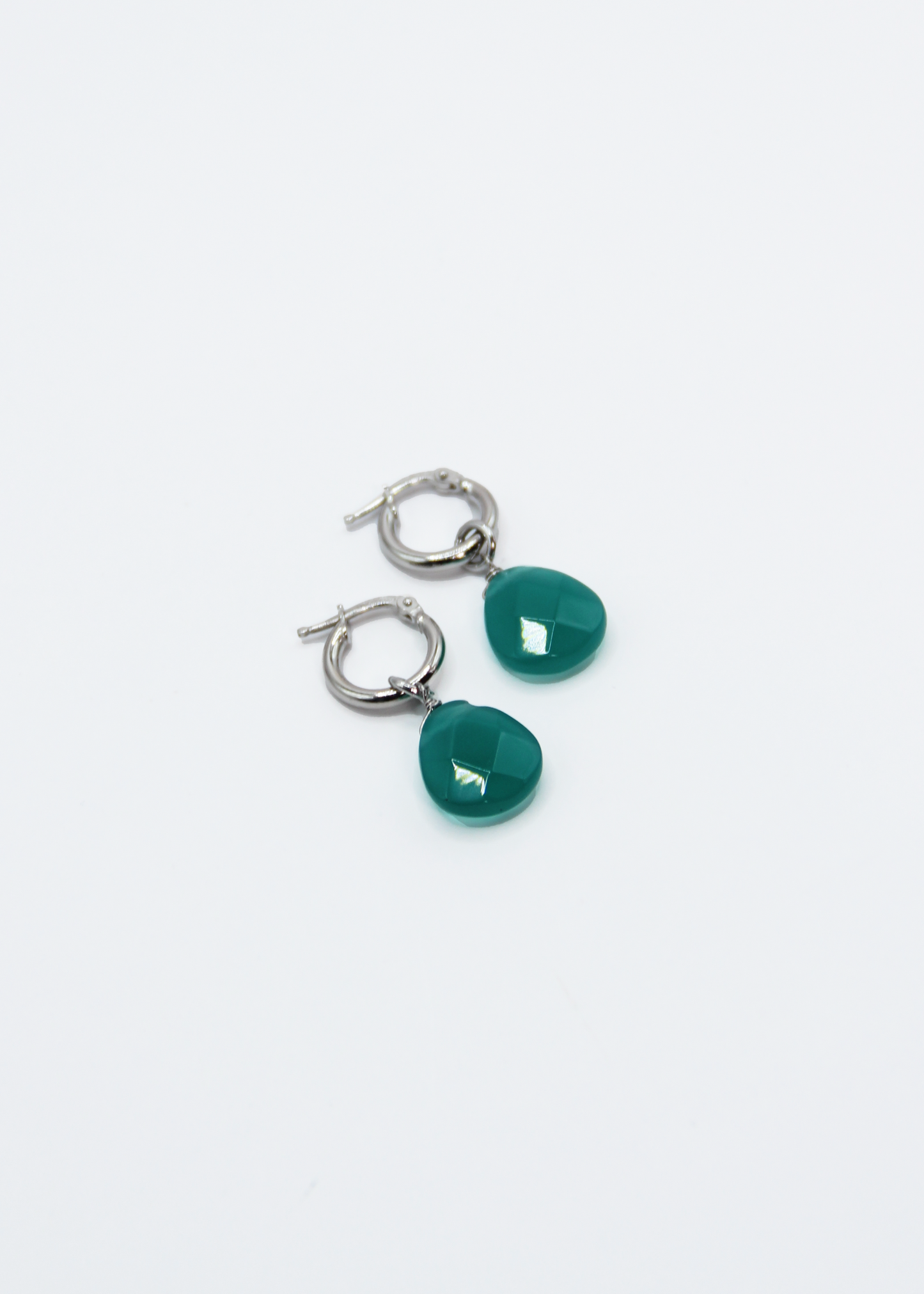 Orecchini Rugiada in argento 925 versione grande con anello a baionetta e ciondolo goccia in pietra naturale sfaccettata. Orecchini eleganti e versatili disponibili in 5 varianti colore, argento o argento placcato oro.