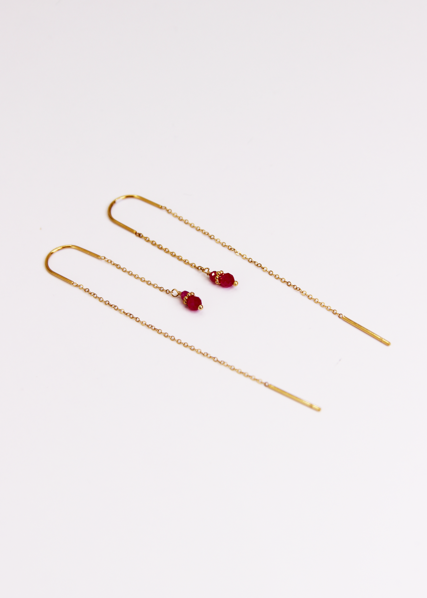 Orecchini Saliscendi Arco in acciaio inossidabile oro con archetto rigido e pietra naturale, realizzati artigianalmente da Laura Sciunnach; design elegante e minimalista con catena sottile e finitura lucida.