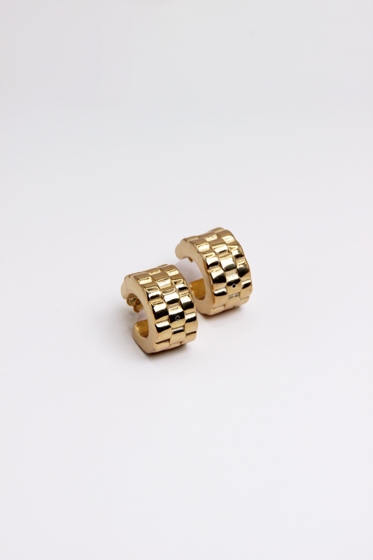 Orecchino chunky a cerchio con elegante trama jubilee, realizzato in argento 925 placcato oro giallo. Presenta una chiusura a perno per una vestibilità sicura. Il diametro esterno è di 2,5 cm, perfetto per aggiungere un tocco di stile e raffinatezza al tuo look.