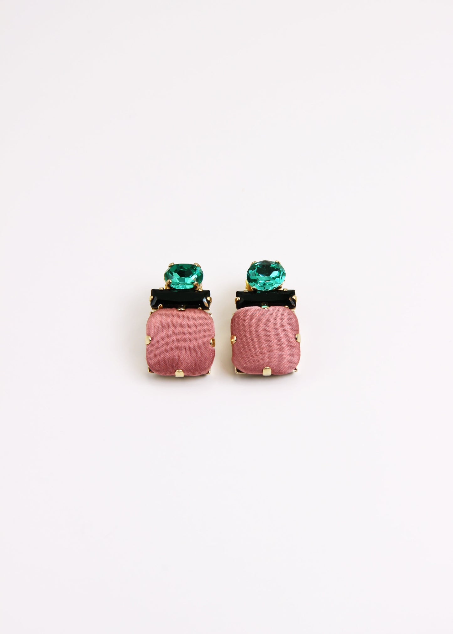 Orecchino artigianale Metropolitan modello Roma con bottone quadrato rosa antico e cristalli colorati nero e verde acqua – design audace, fatto a mano da Laura Sciunnach Bijoux, leggero e personalizzabile, ispirato alla città di Roma.