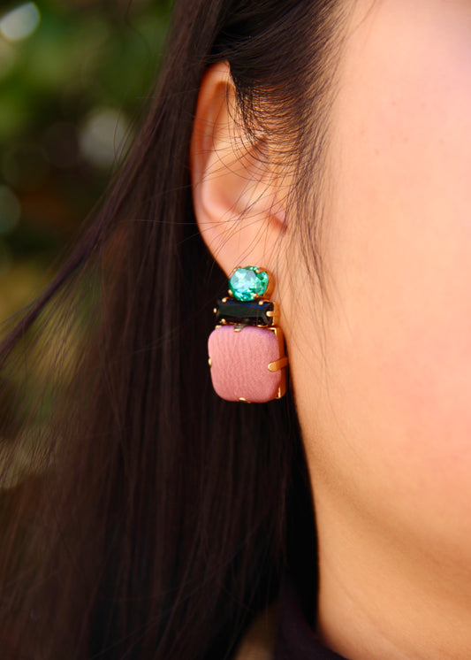 Orecchino artigianale Metropolitan modello Roma con bottone quadrato rosa antico e cristalli colorati nero e verde acqua – design audace, fatto a mano da Laura Sciunnach Bijoux, leggero e personalizzabile, ispirato alla città di Roma.