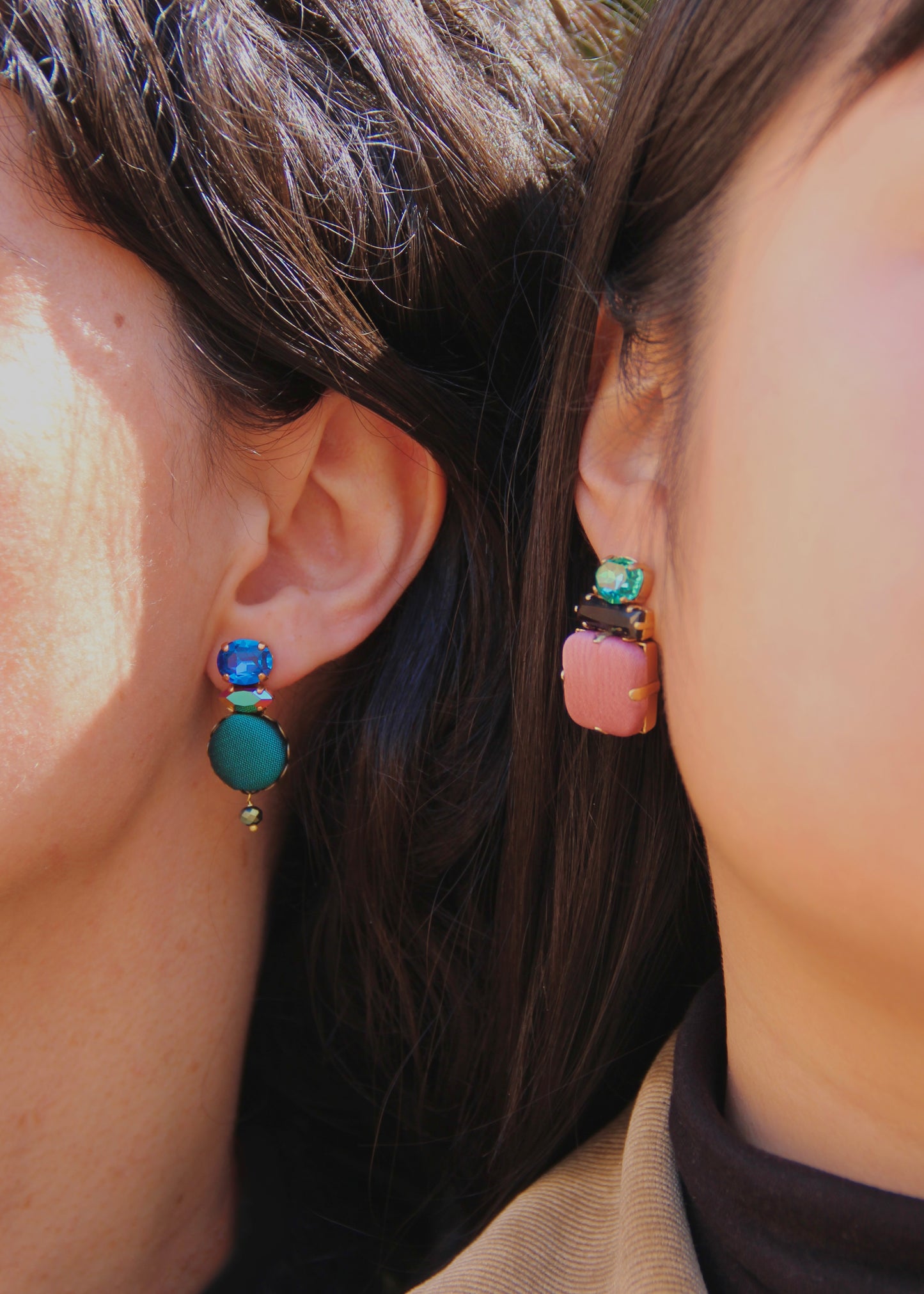 Orecchino artigianale Metropolitan modello Roma con bottone quadrato rosa antico e cristalli colorati nero e verde acqua – design audace, fatto a mano da Laura Sciunnach Bijoux, leggero e personalizzabile, ispirato alla città di Roma.