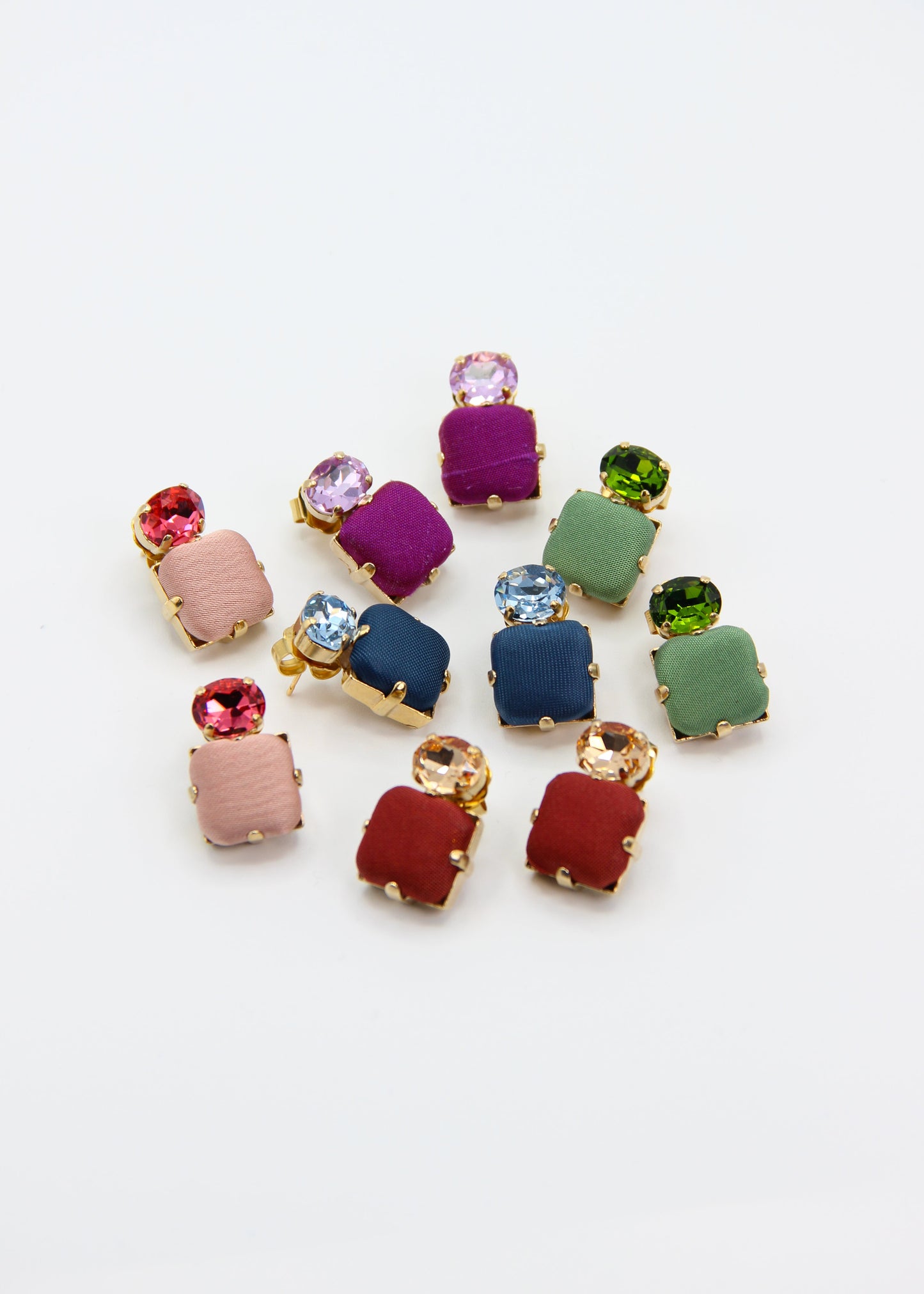 Orecchini rosa eleganti fatti a mano da Laura Sciunnach Bijoux, modello Metropolitan Siviglia con bottone quadrato in stoffa rosa cipria e cristallo ovale rosa ciclamino, design geometrico leggero e raffinato.