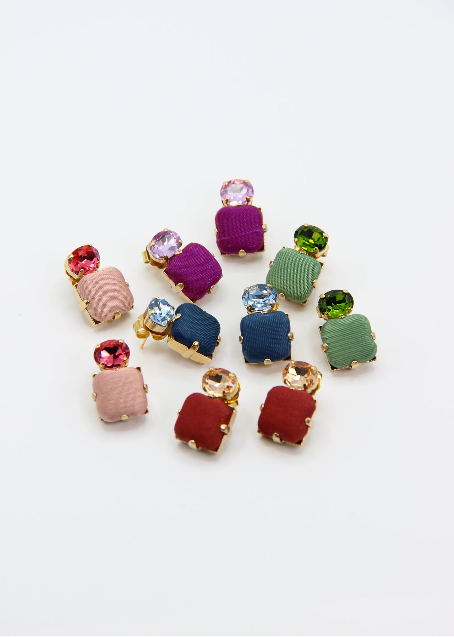 Orecchini borgogna eleganti fatti a mano da Laura Sciunnach Bijoux, modello Metropolitan Siviglia con bottone quadrato in stoffa borgogna e cristallo ovale color topazio, design geometrico leggero e raffinato.