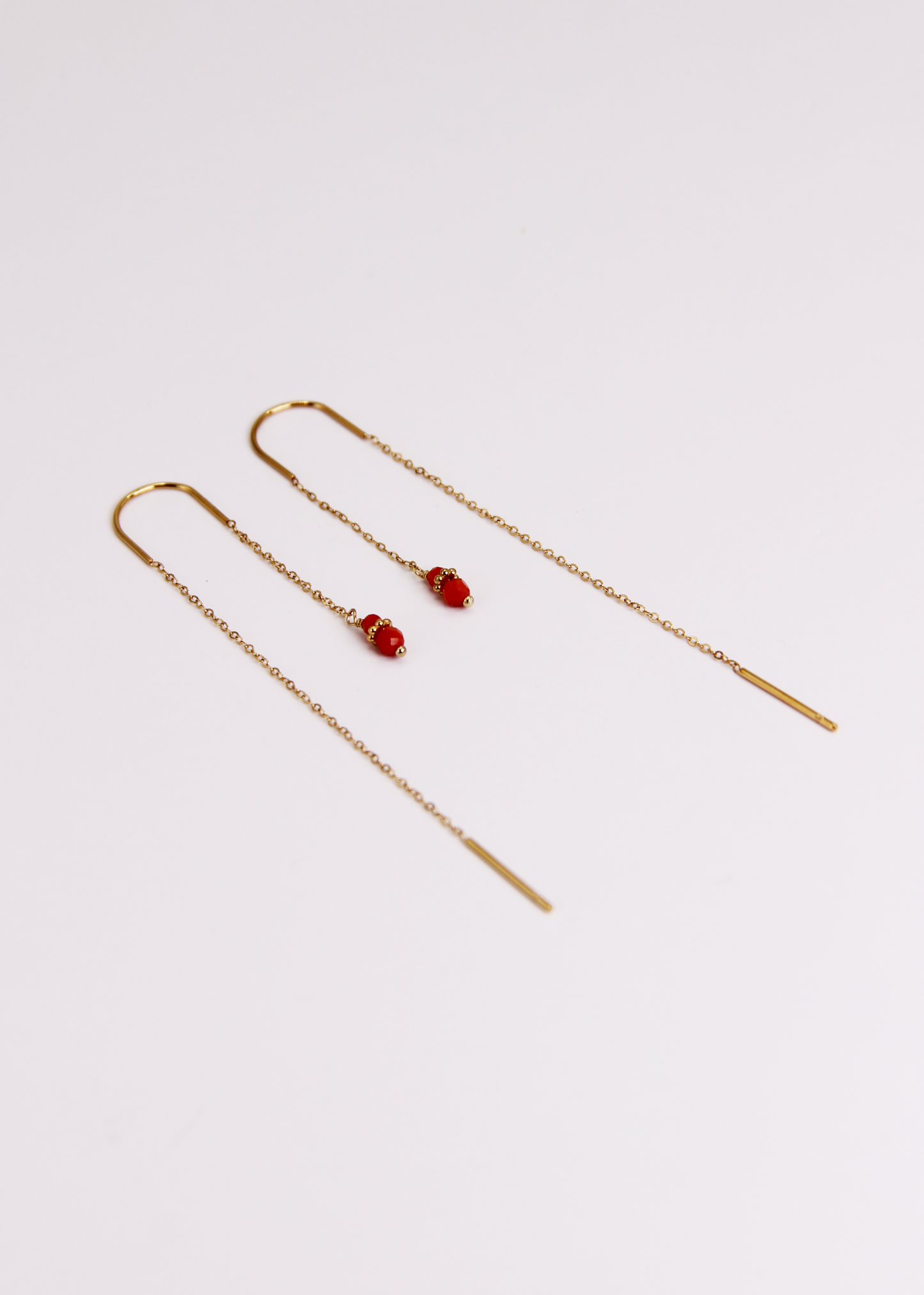 Orecchini Saliscendi Arco in acciaio inossidabile oro con archetto rigido e pietra naturale, realizzati artigianalmente da Laura Sciunnach; design elegante e minimalista con catena sottile e finitura lucida.