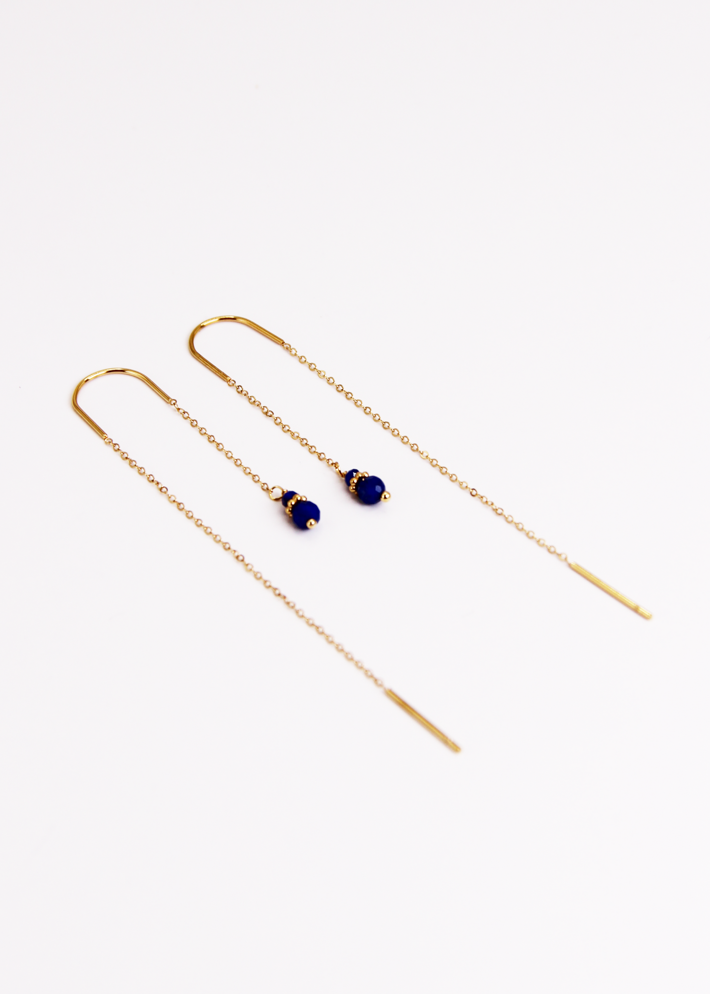 Orecchini Saliscendi Arco in acciaio inossidabile oro con archetto rigido e pietra naturale, realizzati artigianalmente da Laura Sciunnach; design elegante e minimalista con catena sottile e finitura lucida.