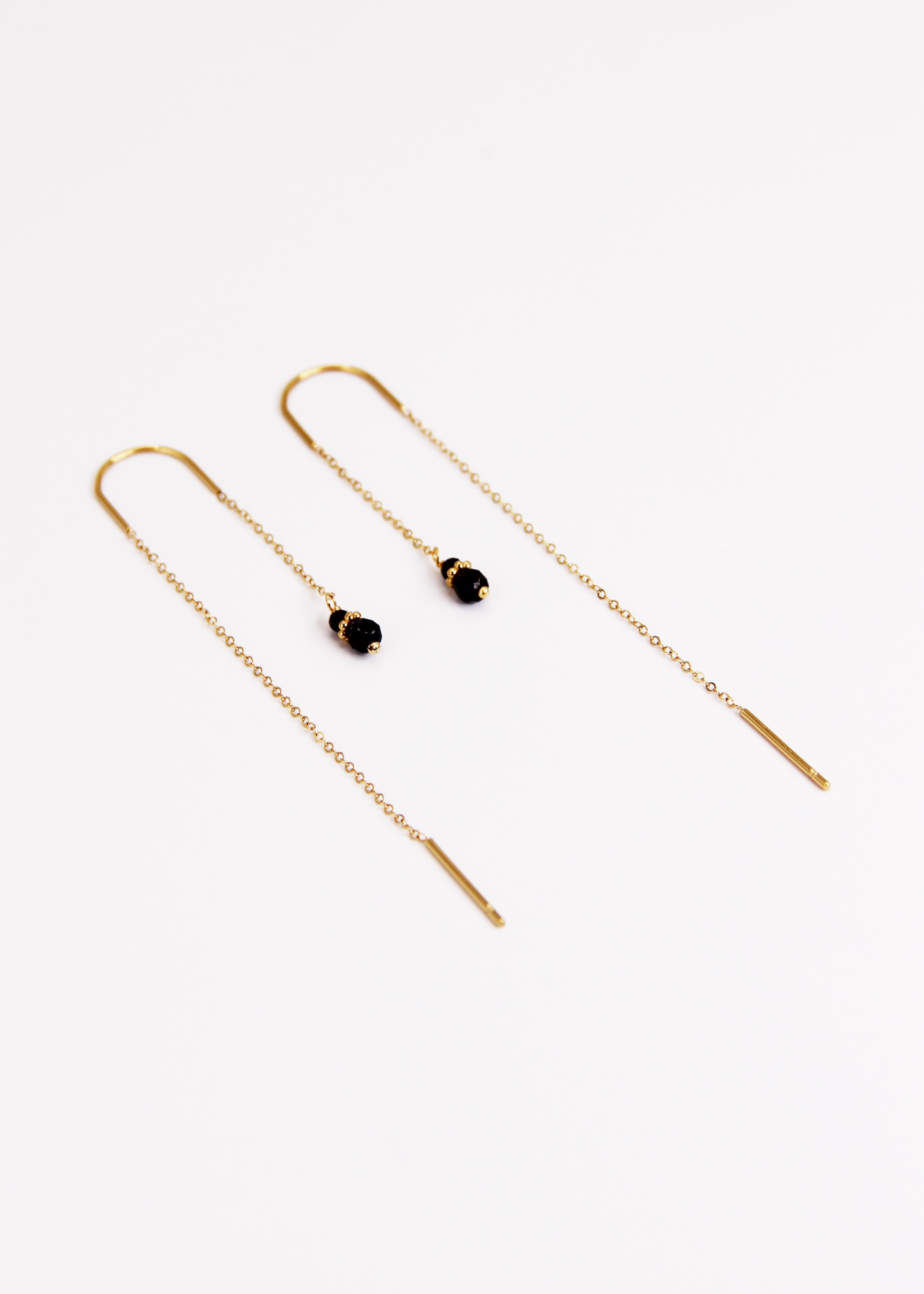Orecchini Saliscendi Arco in acciaio inossidabile oro con archetto rigido e pietra naturale, realizzati artigianalmente da Laura Sciunnach; design elegante e minimalista con catena sottile e finitura lucida.
