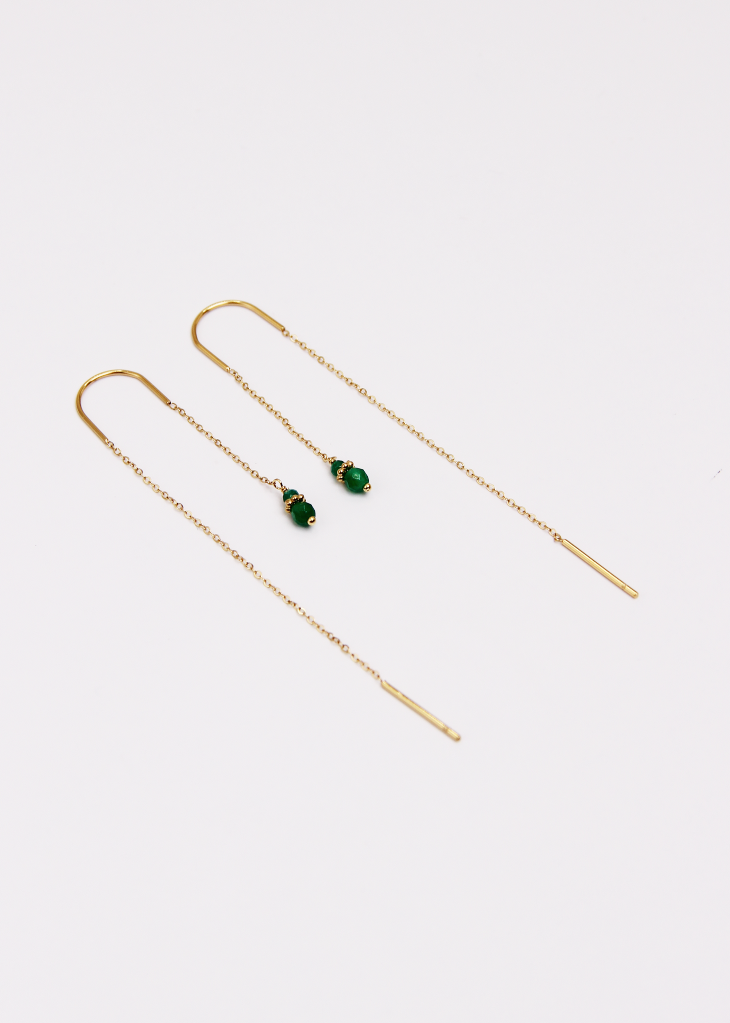 Orecchini Saliscendi Arco in acciaio inossidabile oro con archetto rigido e pietra naturale, realizzati artigianalmente da Laura Sciunnach; design elegante e minimalista con catena sottile e finitura lucida.