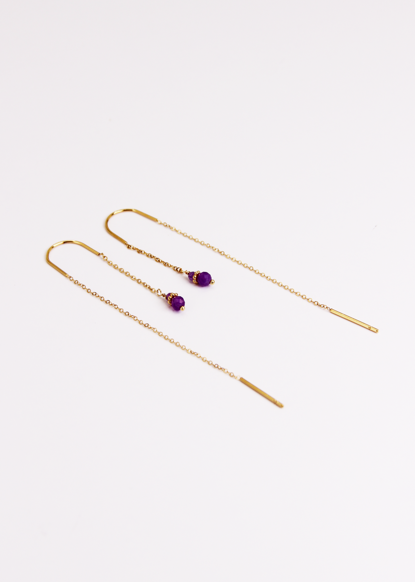 Orecchini Saliscendi Arco in acciaio inossidabile oro con archetto rigido e pietra naturale, realizzati artigianalmente da Laura Sciunnach; design elegante e minimalista con catena sottile e finitura lucida.