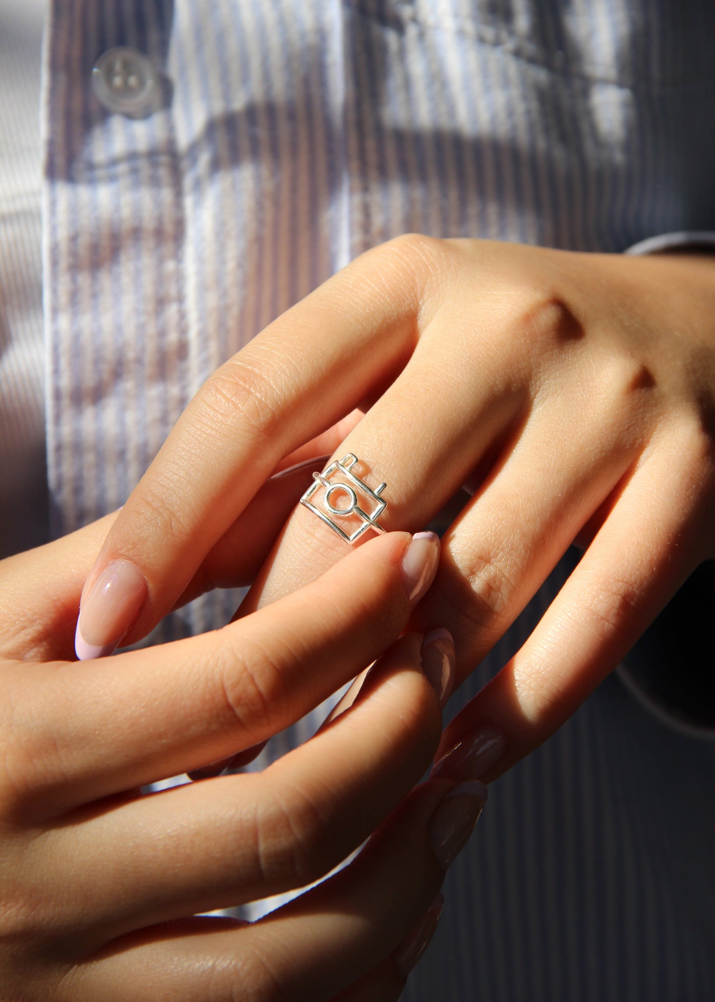 Un anello dedicato a chi ama la fotografia e i piccoli dettagli che raccontano una passione. Fa parte della collezione Linee d’Argento ed è realizzato artigianalmente, come ogni gioiello Sciunnach.