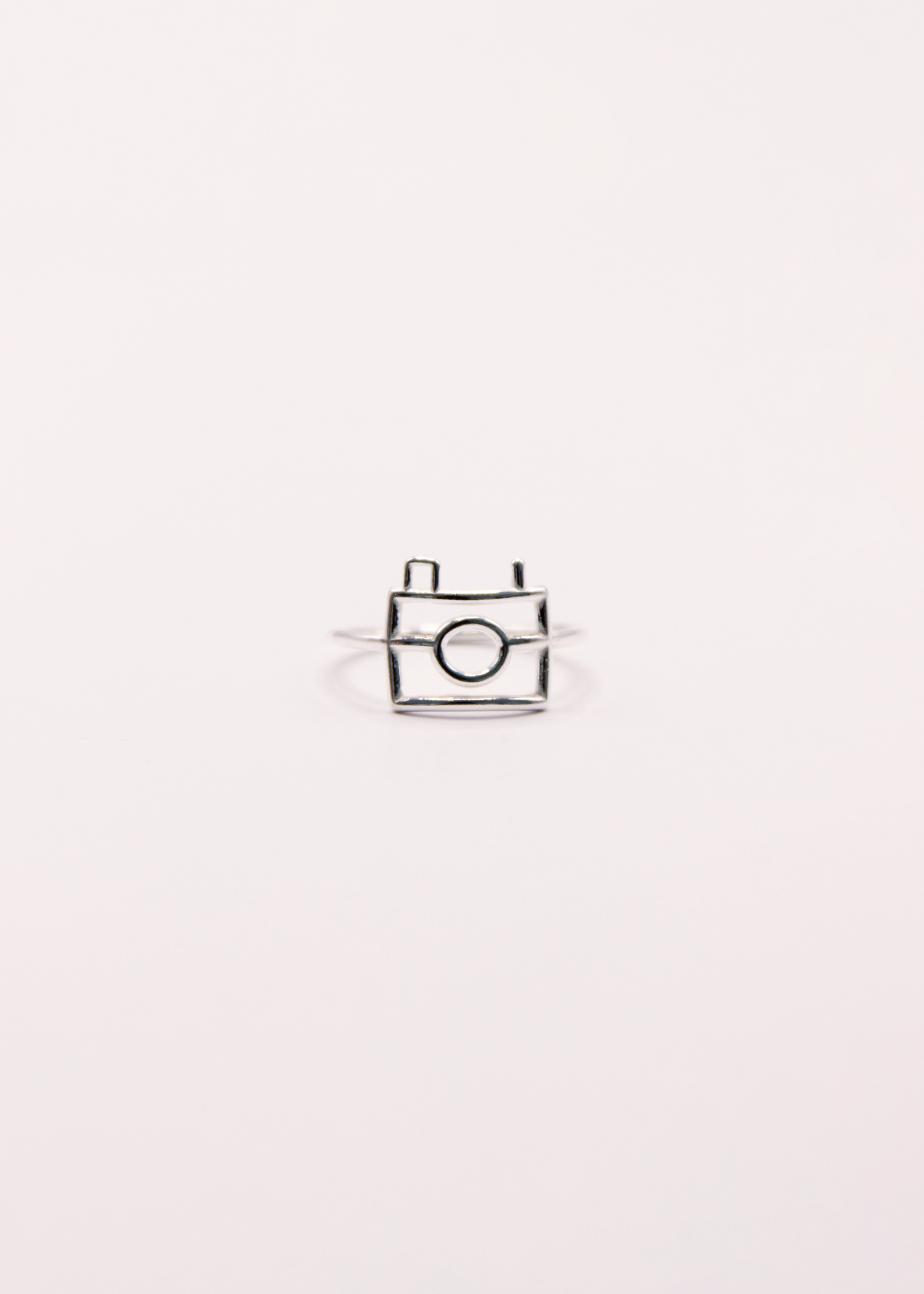 Un anello dedicato a chi ama la fotografia e i piccoli dettagli che raccontano una passione. Fa parte della collezione Linee d’Argento ed è realizzato artigianalmente, come ogni gioiello Sciunnach.