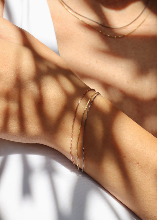 Bracciale Trilogy in argento 925 a tre fili nei tre ori – argento, oro e oro rosa – gioiello elegante, minimal e luminoso Laura Sciunnach.