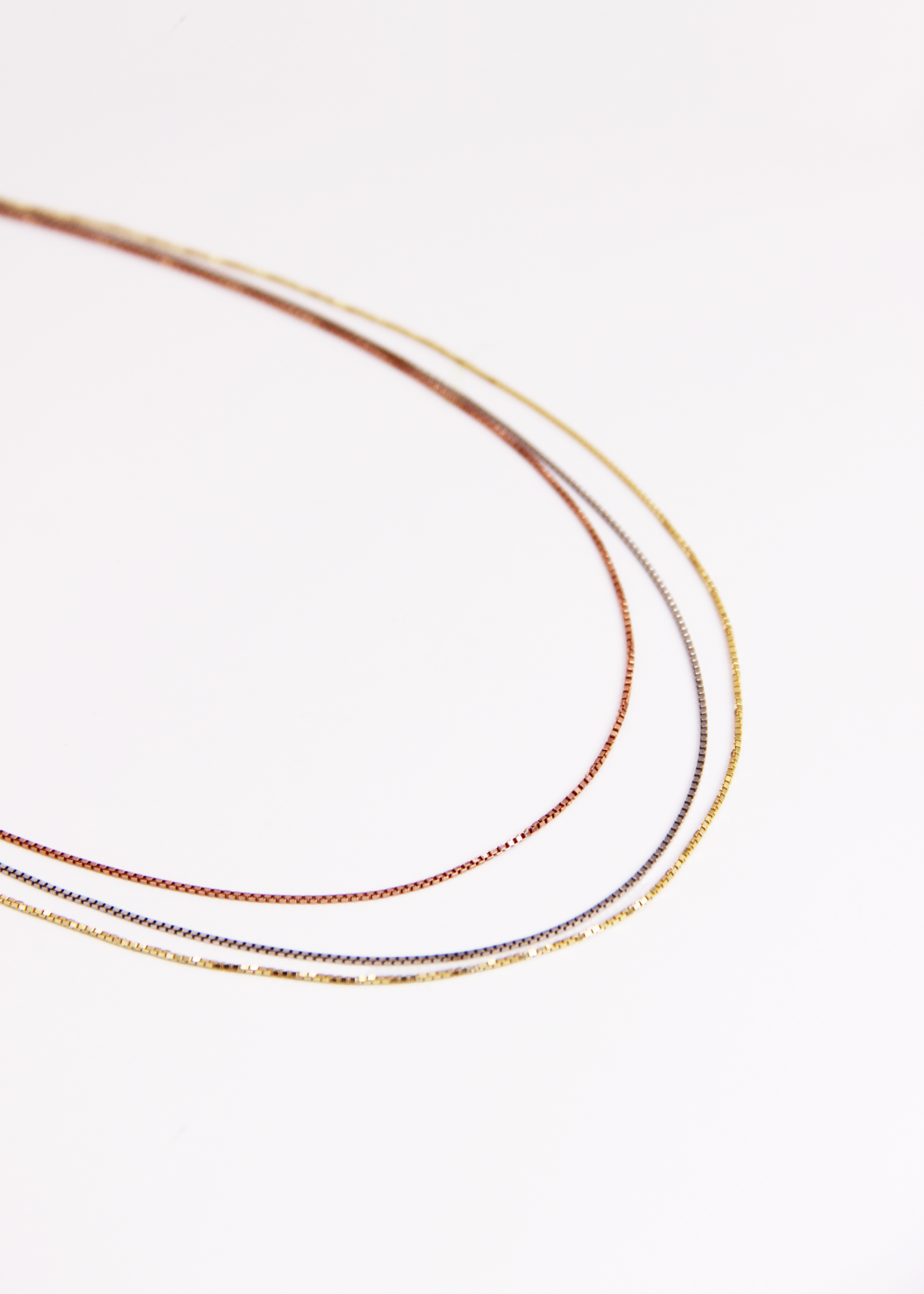 Collana Trilogy in argento 925 a tre fili nei tre ori – argento, oro e oro rosa – gioiello elegante, minimal e luminoso Laura Sciunnach