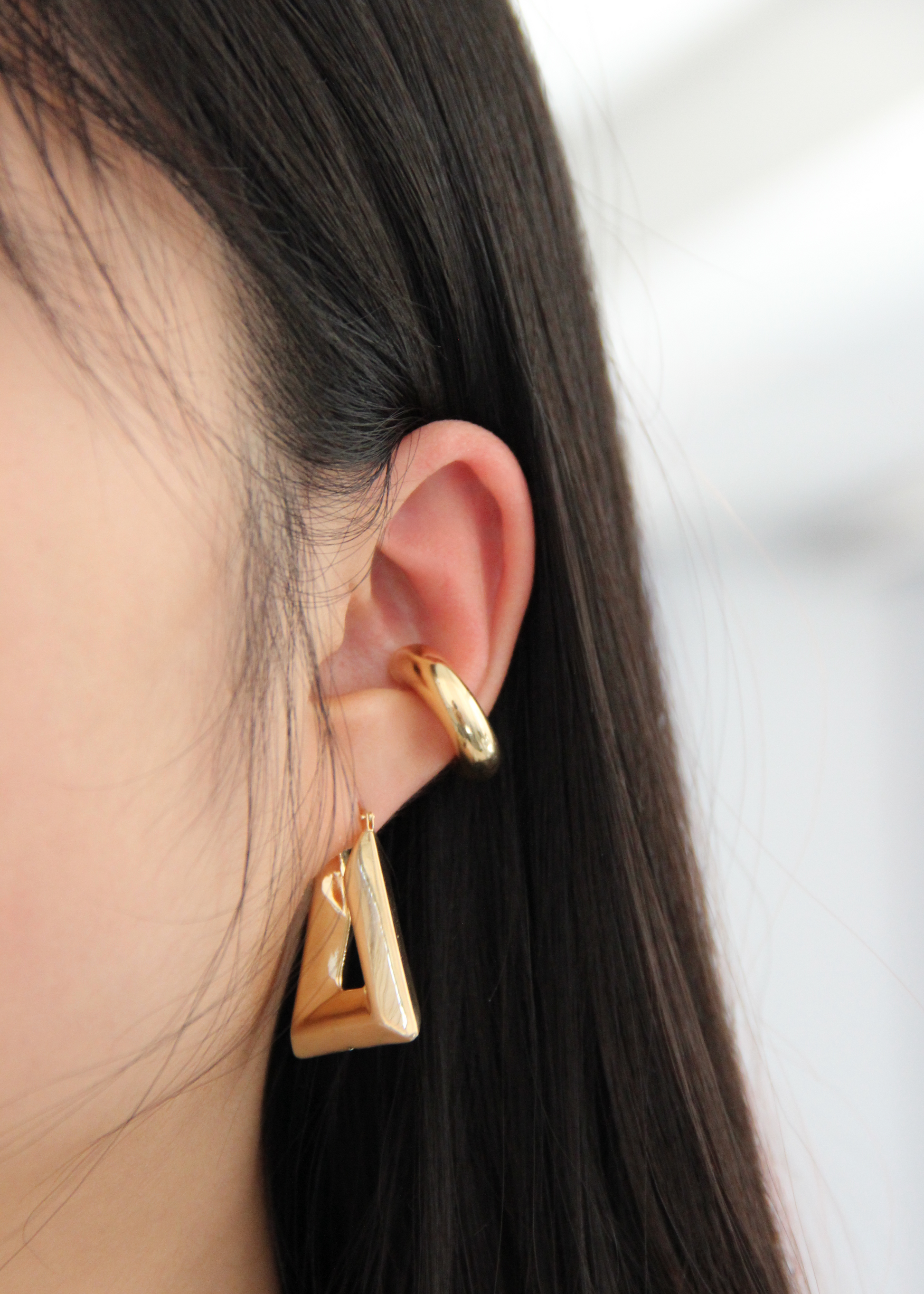 Ear cuff bold grande in Argento 925, spesso, liscio e dal finish lucido. Orecchino da cartilagine senza chiusura, facile da indossare e regolabile in diverse posizioni sull'orecchio. Perfetto da abbinare ad altri gioielli per un look elegante e contemporaneo. Disponibile anche con placcatura in oro. Diametro: 2 cm.  
Acquista su Laura Sciunnach.