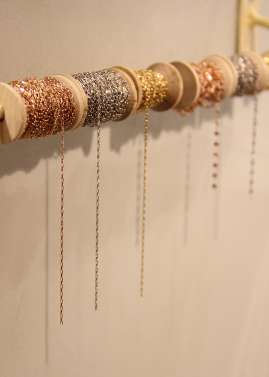 Collana Infinito in Argento – Un Legame che Dura per Sempre
La Collana Infinito in Argento è il gioiello perfetto per chi desidera un simbolo di connessione e continuità. Realizzata con una saldatura permanente, questa collana senza chiusura si adatta perfettamente a te, diventando un segno distintivo di stile ed eleganza.
Disponibile solo nel nostro negozio invia Porta d’Archi 19r, Genova, può essere acquistata direttamente o regalata con una Gift Card