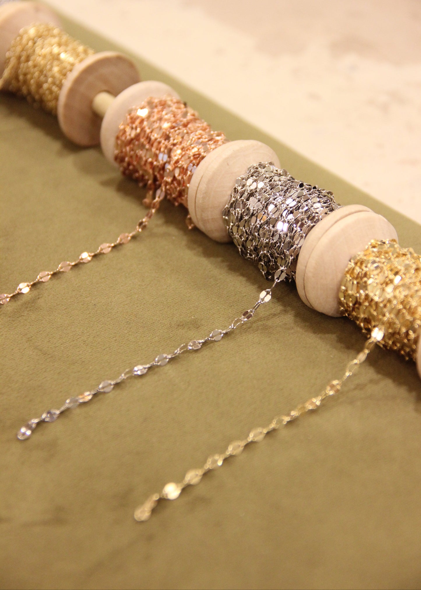 Collana Infinito in Argento – Un Legame che Dura per Sempre
La Collana Infinito in Argento è il gioiello perfetto per chi desidera un simbolo di connessione e continuità. Realizzata con una saldatura permanente, questa collana senza chiusura si adatta perfettamente a te, diventando un segno distintivo di stile ed eleganza.
Disponibile solo nel nostro negozio invia Porta d’Archi 19r, Genova, può essere acquistata direttamente o regalata con una Gift Card