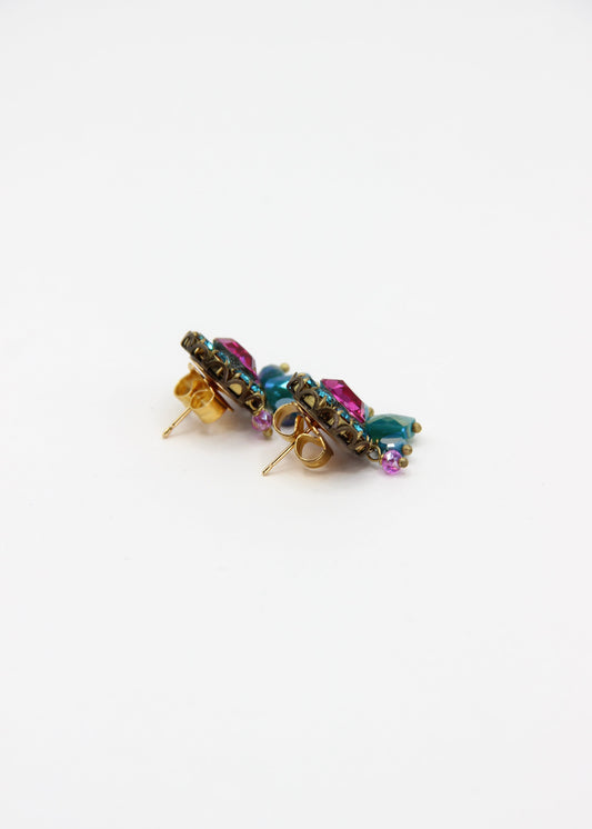 Orecchini artigianali Metropolitan Taormina fucsia e turchese, con cristallo centrale fucsia, corona di strass turchesi e cinque pietre sfaccettate iridescenti a cascata. Nickel free, stile mediterraneo per ogni occasione.