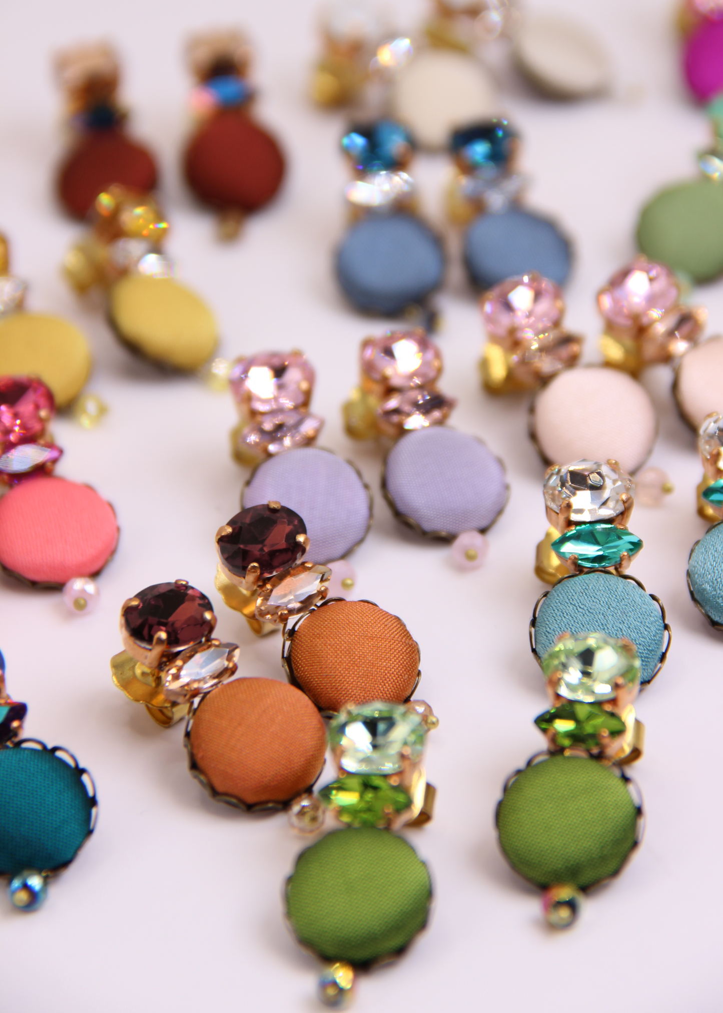 Orecchino artigianale Metropolitan realizzato da laura sciunnach bijoux modello Venezia con bottone in stoffa arancione, cristalli tagliati e perlina pendente – gioiello fatto a mano, leggero e personalizzabile, ispirato alla città di Venezia.
