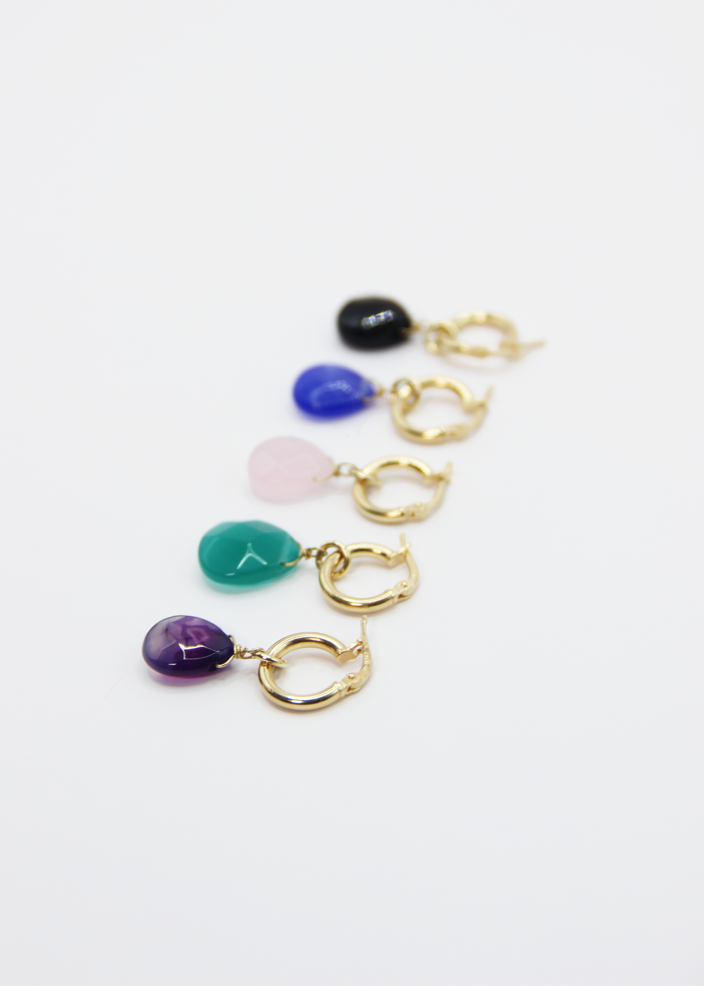 Orecchini Rugiada in argento 925 versione grande con anello a baionetta e ciondolo goccia in pietra naturale sfaccettata. Orecchini eleganti e versatili disponibili in 5 varianti colore, argento o argento placcato oro.
