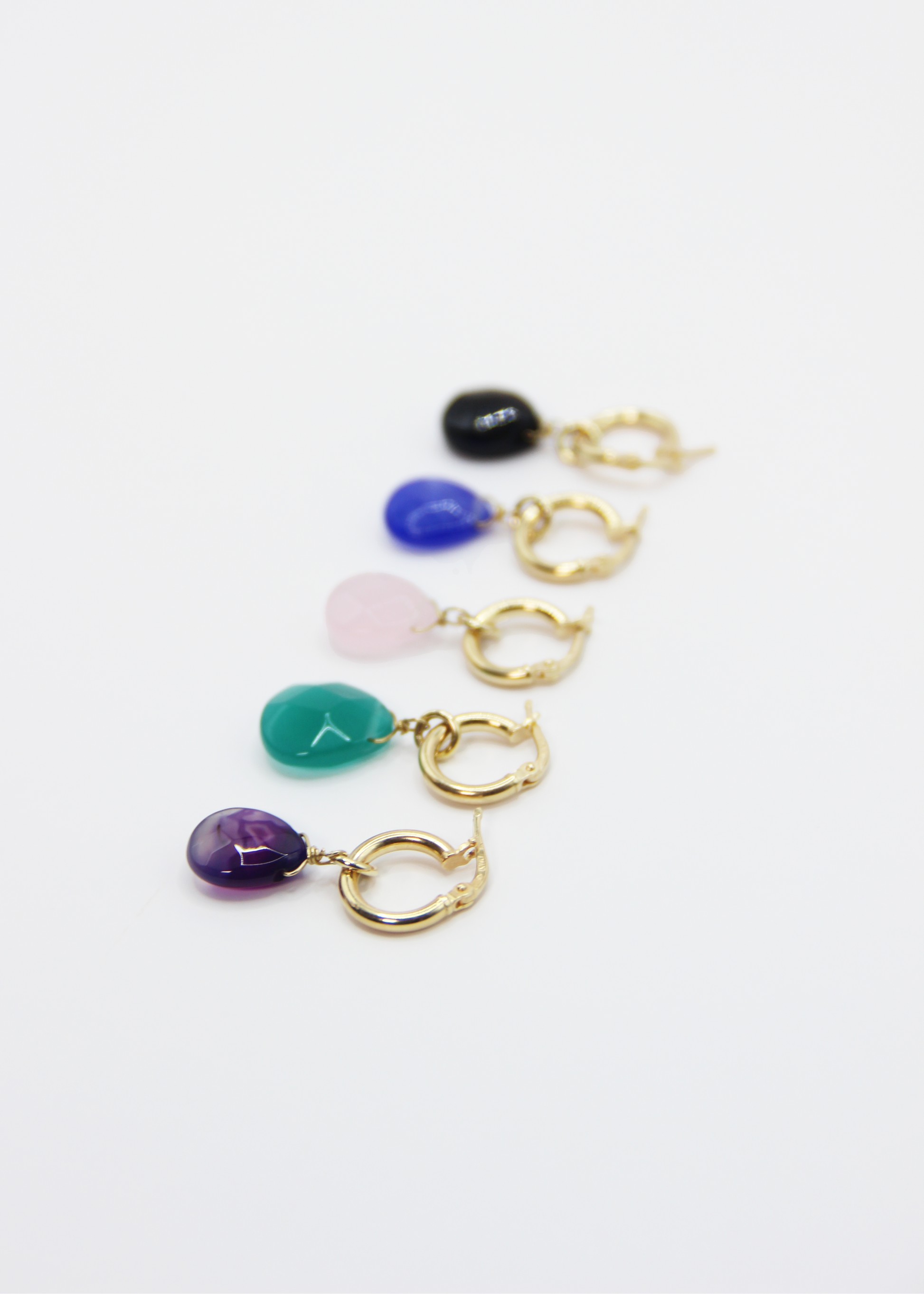 Orecchini Rugiada in argento 925 versione grande con anello a baionetta e ciondolo goccia in pietra naturale sfaccettata. Orecchini eleganti e versatili disponibili in 5 varianti colore, argento o argento placcato oro.
