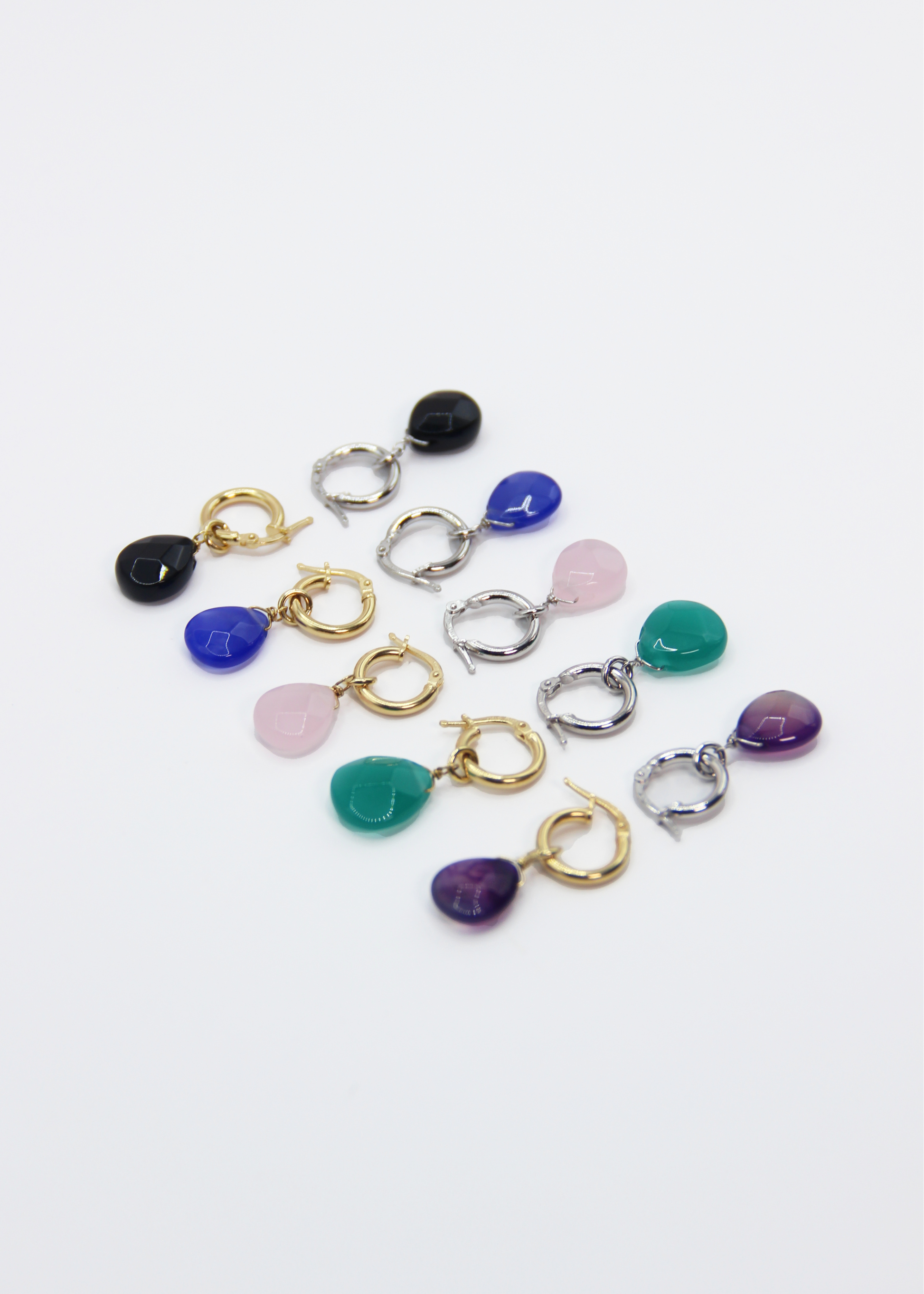 Orecchini Rugiada in argento 925 versione grande con anello a baionetta e ciondolo goccia in pietra naturale sfaccettata. Orecchini eleganti e versatili disponibili in 5 varianti colore, argento o argento placcato oro.