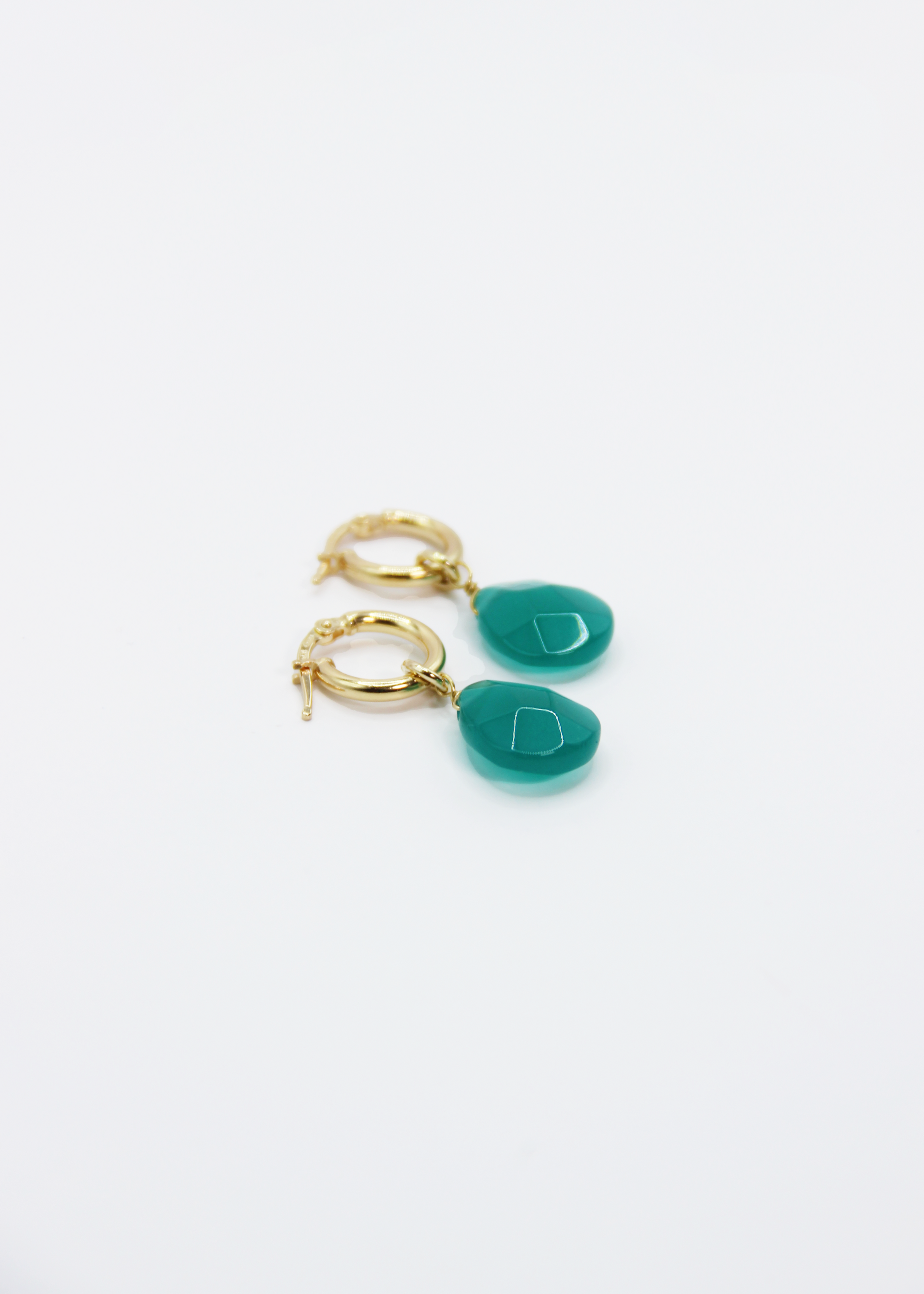 Orecchini Rugiada in argento 925 versione grande con anello a baionetta e ciondolo goccia in pietra naturale sfaccettata. Orecchini eleganti e versatili disponibili in 5 varianti colore, argento o argento placcato oro.