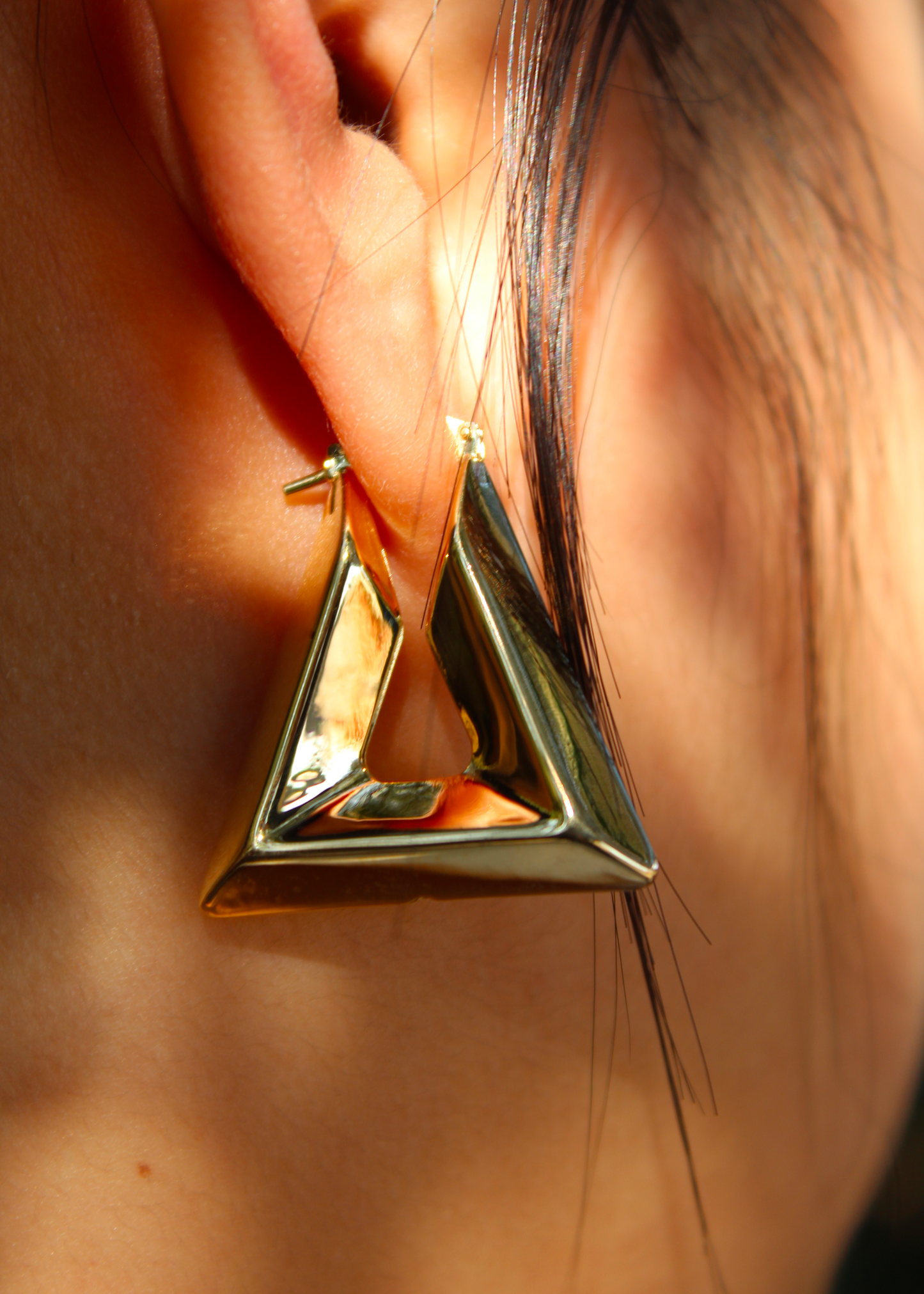 Orecchino chunky a forma di triangolo in Argento 925 placcato oro giallo, con superficie liscia e lucida. Design audace e geometrico, con chiusura a baionetta per una vestibilità sicura.
Dimensioni: 3,2 cm di lunghezza, 3 cm di larghezza alla base.