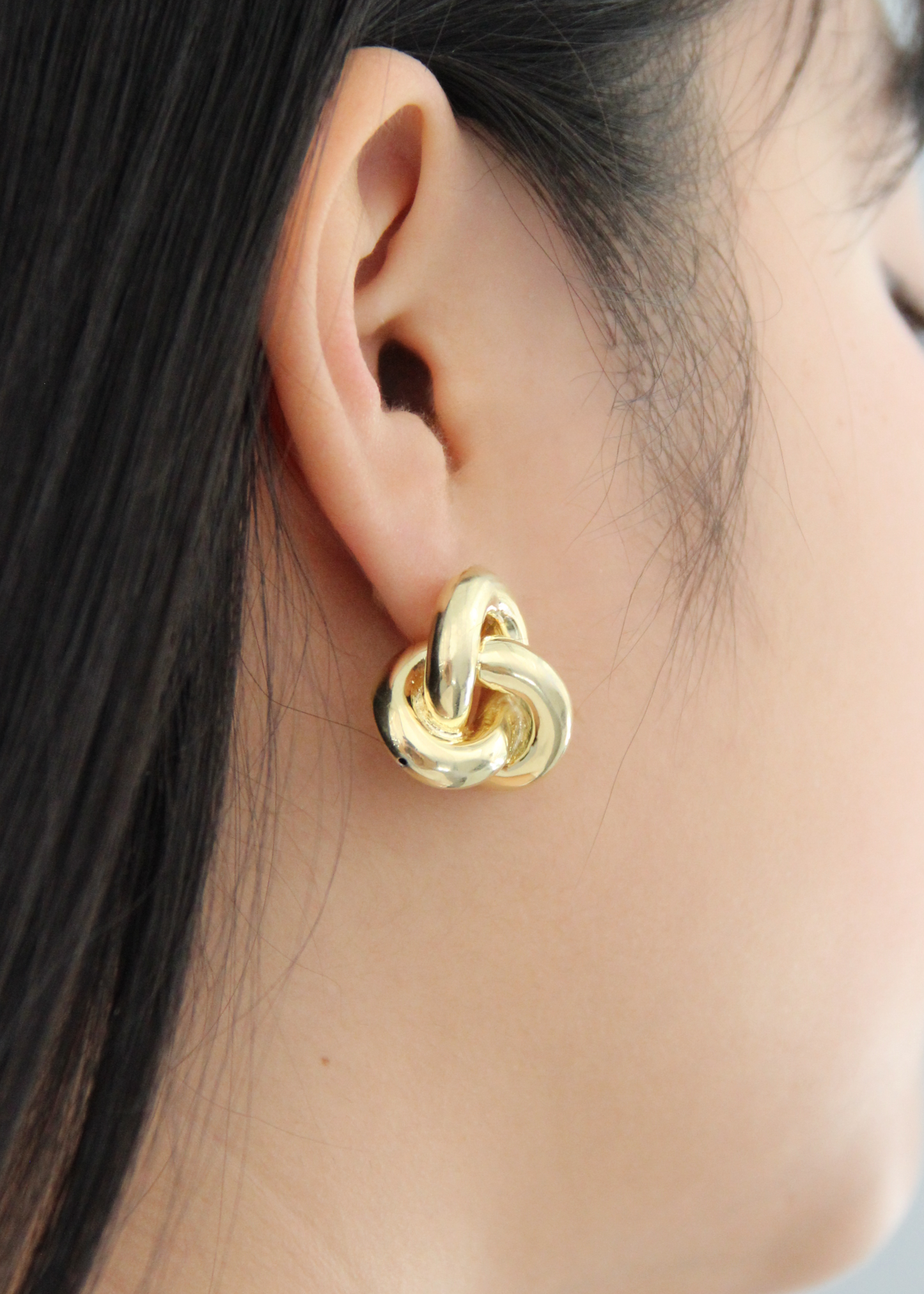 Orecchino chunky a nodo intrecciato grande, realizzato in argento 925 placcato oro giallo per un tocco di lusso. Presenta una chiusura a perno per una vestibilità sicura. Il diametro è di 2 cm, perfetto per aggiungere un dettaglio elegante e audace al tuo stile.