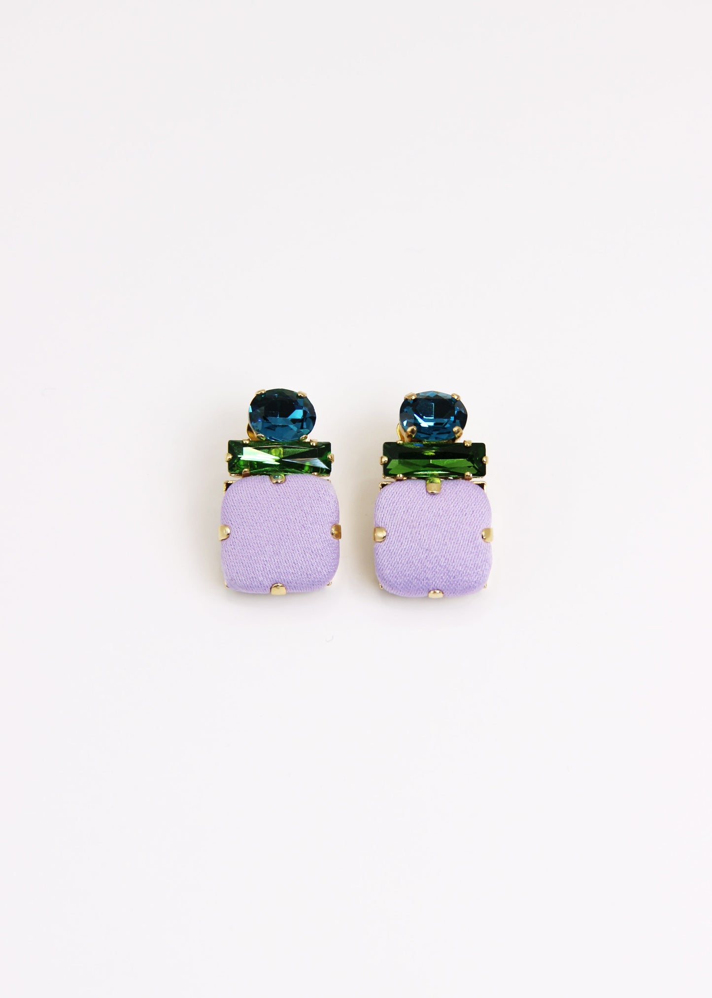 Orecchino artigianale Metropolitan modello Roma con bottone quadrato lilla e cristalli colorati verde e turchese – design audace, fatto a mano da Laura Sciunnach Bijoux, leggero e personalizzabile, ispirato alla città di Roma.