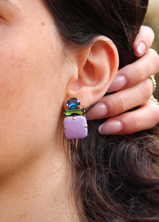 Orecchino artigianale Metropolitan modello Roma con bottone quadrato lilla e cristalli colorati verde e turchese – design audace, fatto a mano da Laura Sciunnach Bijoux, leggero e personalizzabile, ispirato alla città di Roma.
