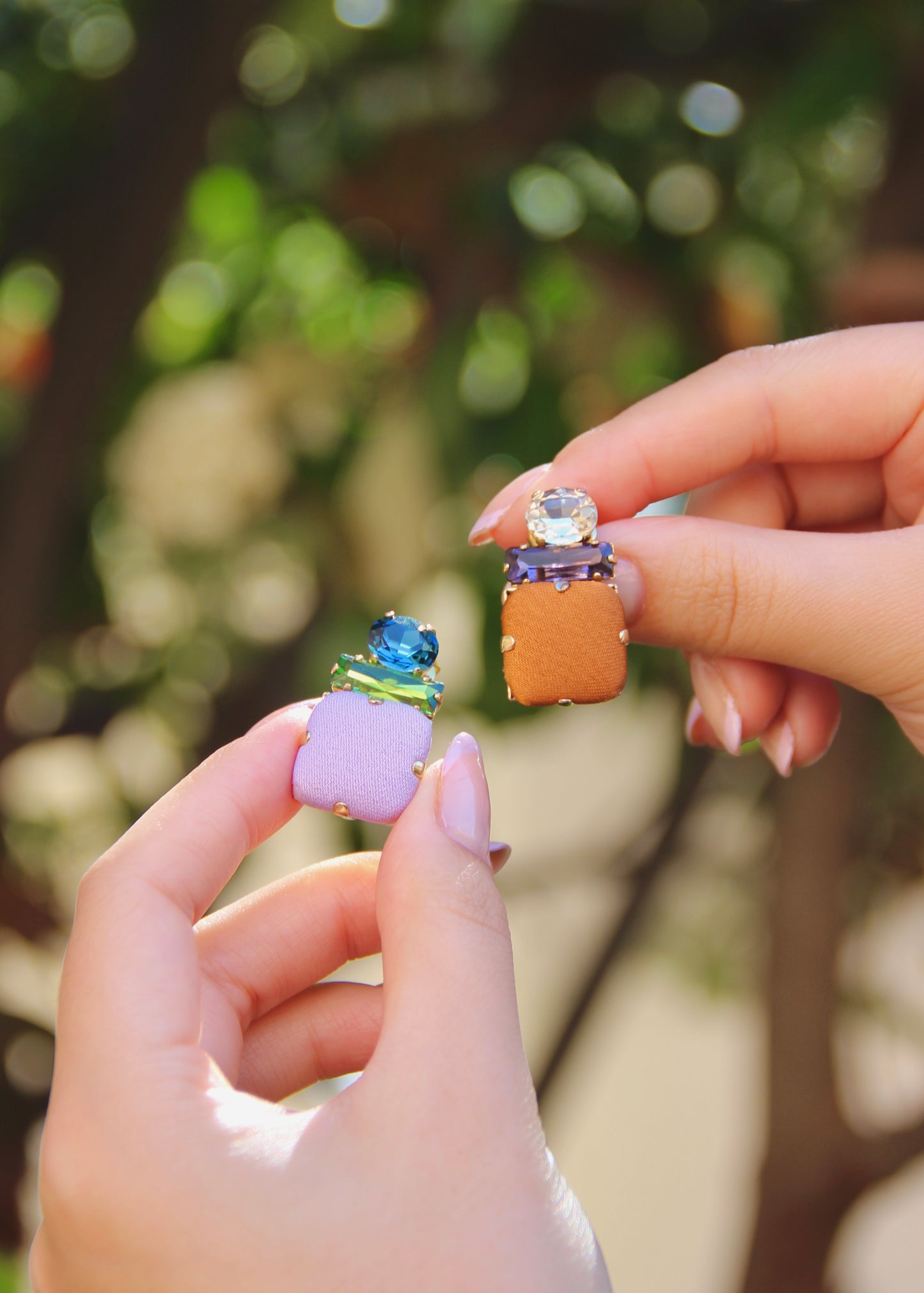 Orecchino artigianale Metropolitan modello Roma con bottone quadrato lilla e cristalli colorati verde e turchese – design audace, fatto a mano da Laura Sciunnach Bijoux, leggero e personalizzabile, ispirato alla città di Roma.