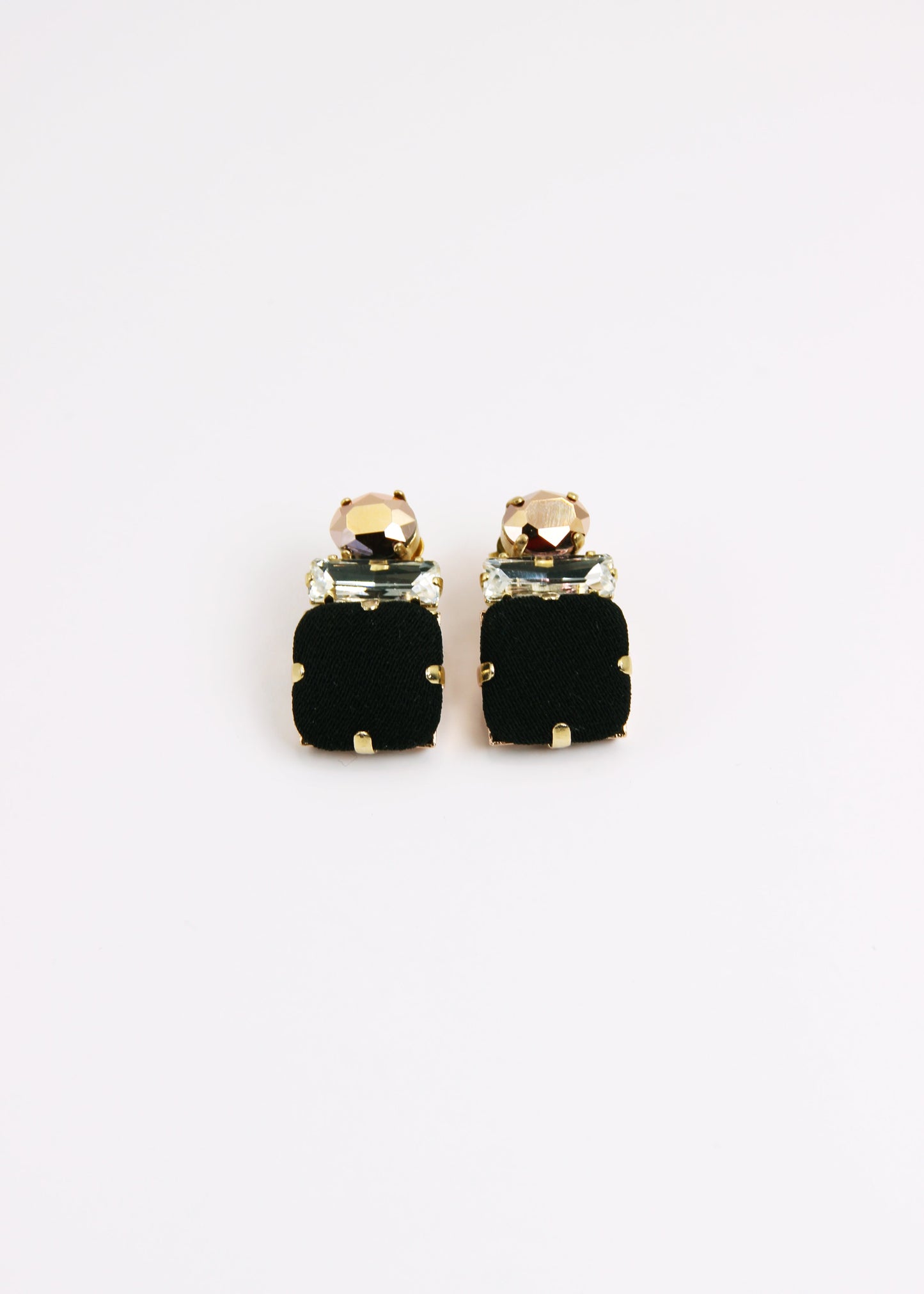 Orecchino artigianale Metropolitan modello Roma con bottone quadrato nero e cristalli colorati bianco e bronzo – design audace, fatto a mano da Laura Sciunnach Bijoux, leggero e personalizzabile, ispirato alla città di Roma.