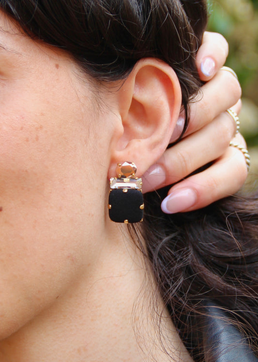 Orecchino artigianale Metropolitan modello Roma con bottone quadrato nero e cristalli colorati bianco e bronzo – design audace, fatto a mano da Laura Sciunnach Bijoux, leggero e personalizzabile, ispirato alla città di Roma.