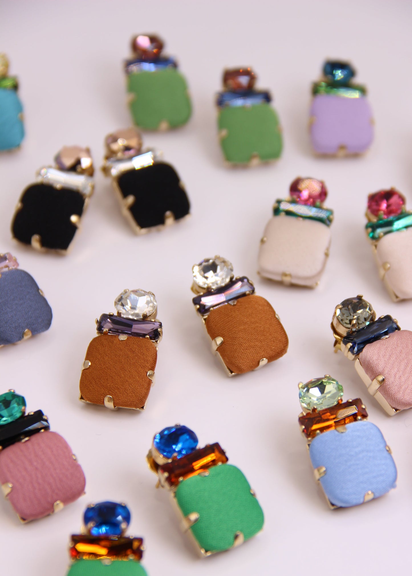 Orecchino artigianale Metropolitan modello Roma con bottone quadrato nero e cristalli colorati bianco e bronzo – design audace, fatto a mano da Laura Sciunnach Bijoux, leggero e personalizzabile, ispirato alla città di Roma.