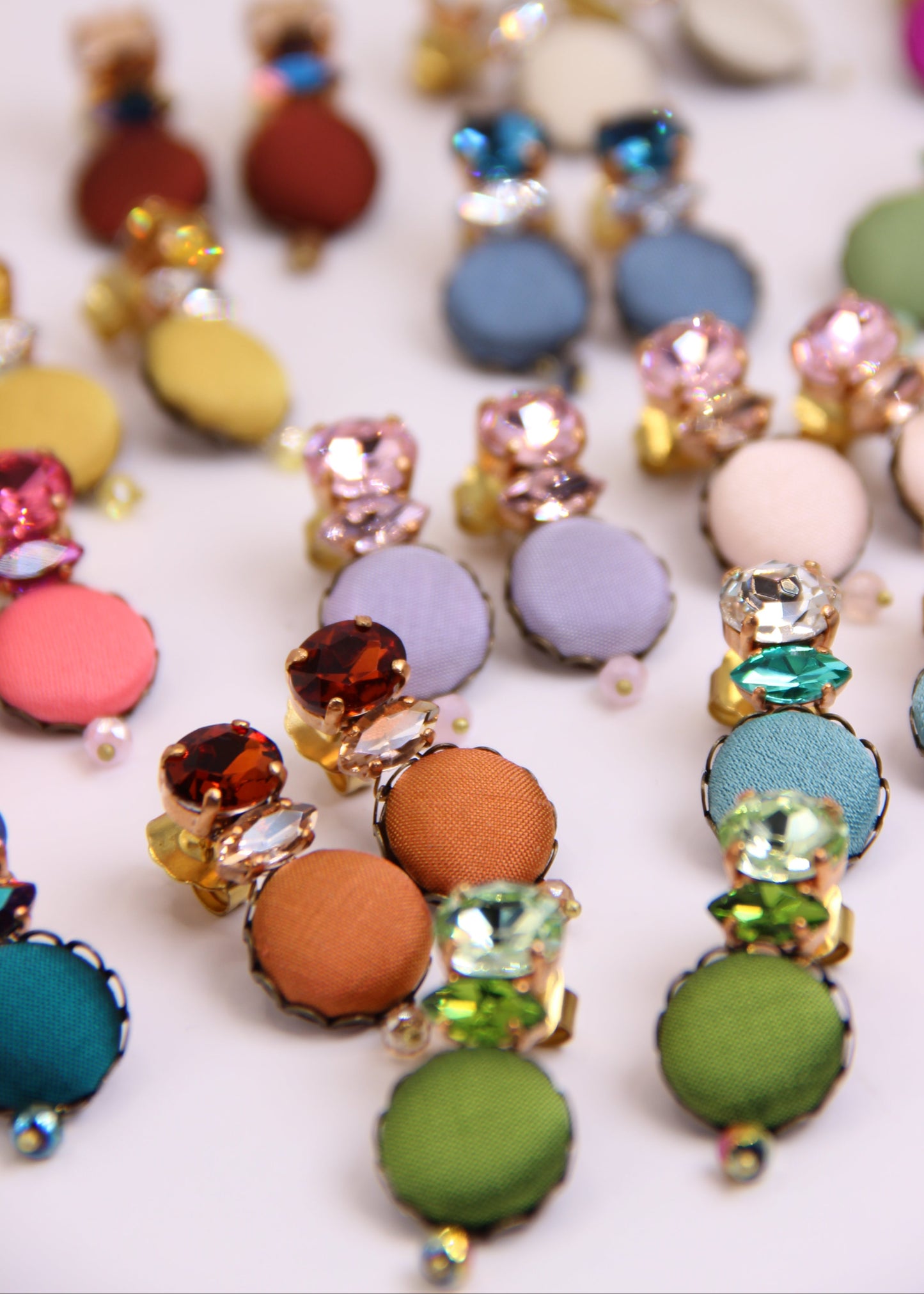 Orecchino artigianale Metropolitan realizzato da laura sciunnach bijoux modello Venezia con bottone in stoffa arancione, cristalli tagliati e perlina pendente – gioiello fatto a mano, leggero e personalizzabile, ispirato alla città di Venezia.