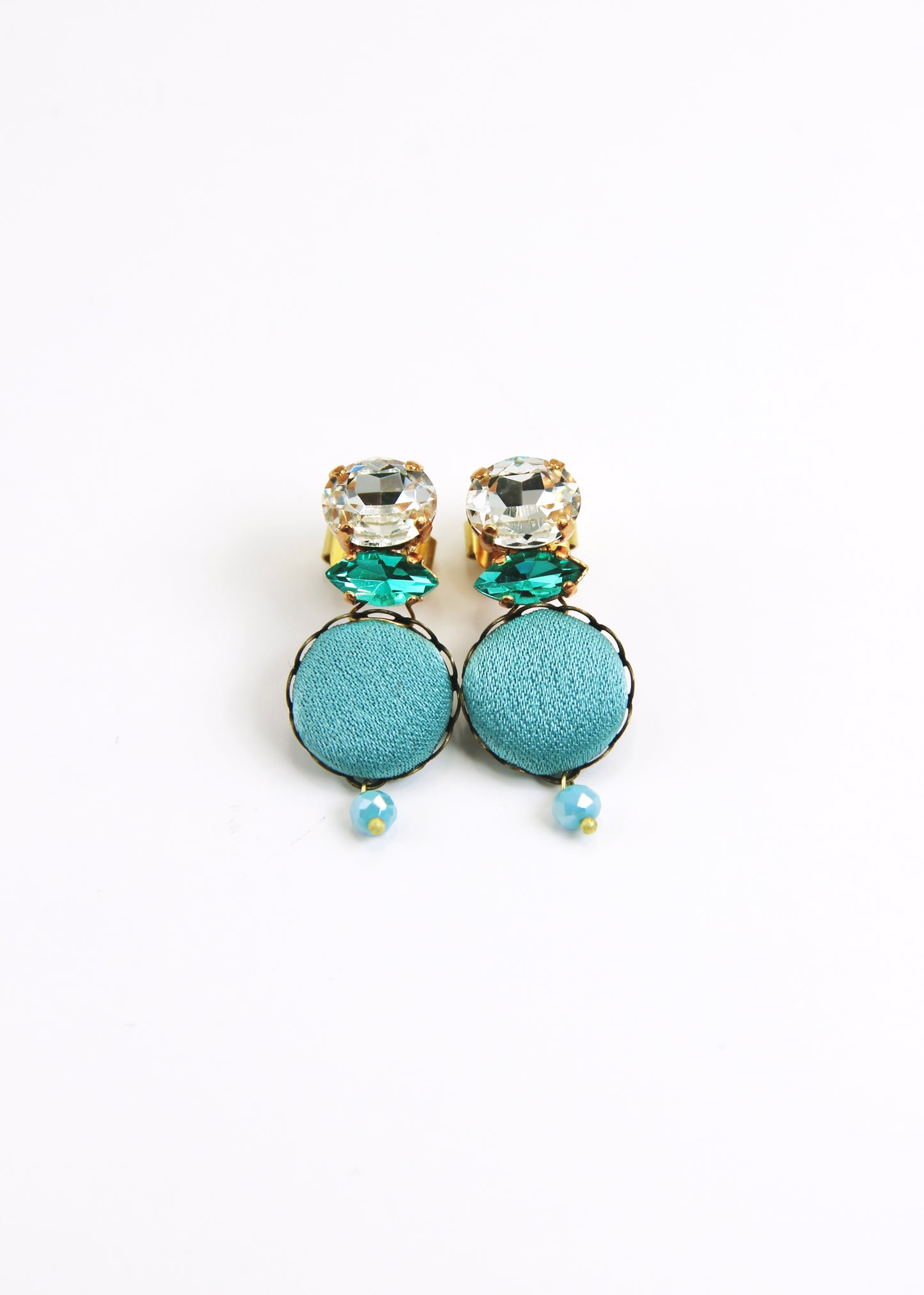 Orecchino artigianale Metropolitan realizzato da laura sciunnach bijoux modello Venezia con bottone in stoffa azzurra, cristalli tagliati e perlina pendente – gioiello fatto a mano, leggero e personalizzabile, ispirato alla città di Venezia.
