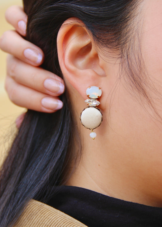 Orecchino artigianale Metropolitan realizzato da laura sciunnach bijoux modello Venezia con bottone in stoffa bianco perla, cristalli tagliati e perlina pendente – gioiello fatto a mano, leggero e personalizzabile, ispirato alla città di Venezia.