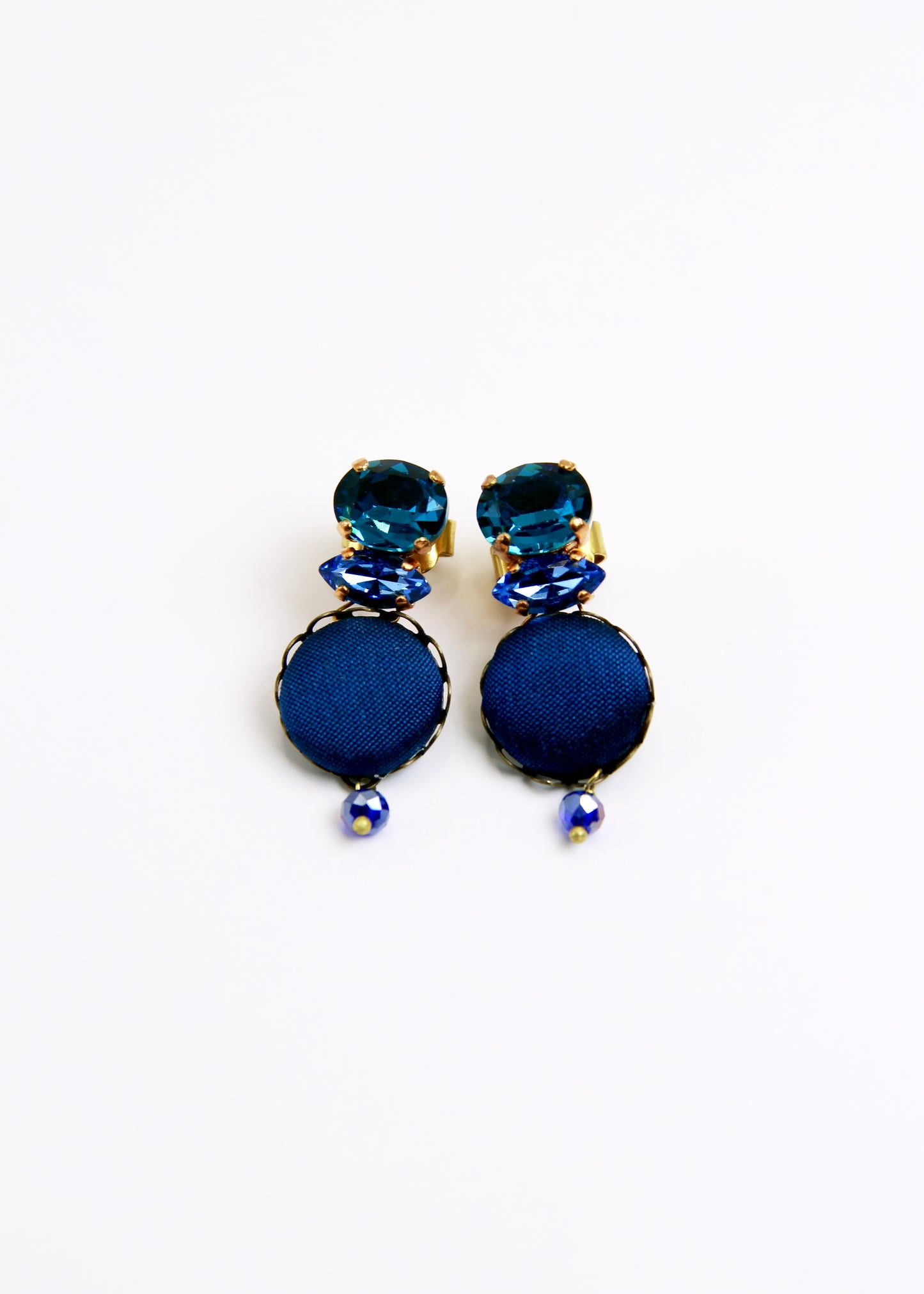 Orecchino artigianale Metropolitan realizzato da laura sciunnach bijoux modello Venezia con bottone in stoffa blu notte, cristalli tagliati e perlina pendente – gioiello fatto a mano, leggero e personalizzabile, ispirato alla città di Venezia.