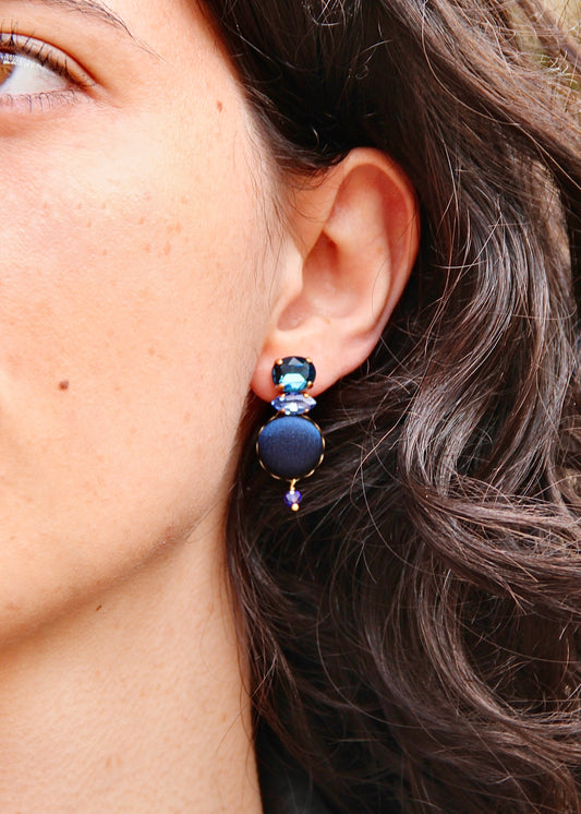 Orecchino artigianale Metropolitan realizzato da laura sciunnach bijoux modello Venezia con bottone in stoffa blu notte, cristalli tagliati e perlina pendente – gioiello fatto a mano, leggero e personalizzabile, ispirato alla città di Venezia.