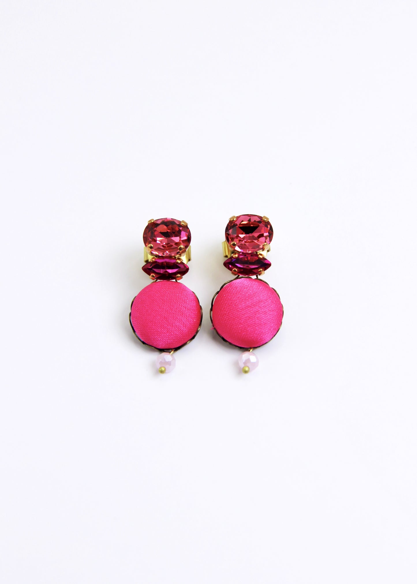 Orecchino artigianale Metropolitan realizzato da laura sciunnach bijoux modello Venezia con bottone in stoffa fucsia, cristalli tagliati e perlina pendente – gioiello fatto a mano, leggero e personalizzabile, ispirato alla città di Venezia.