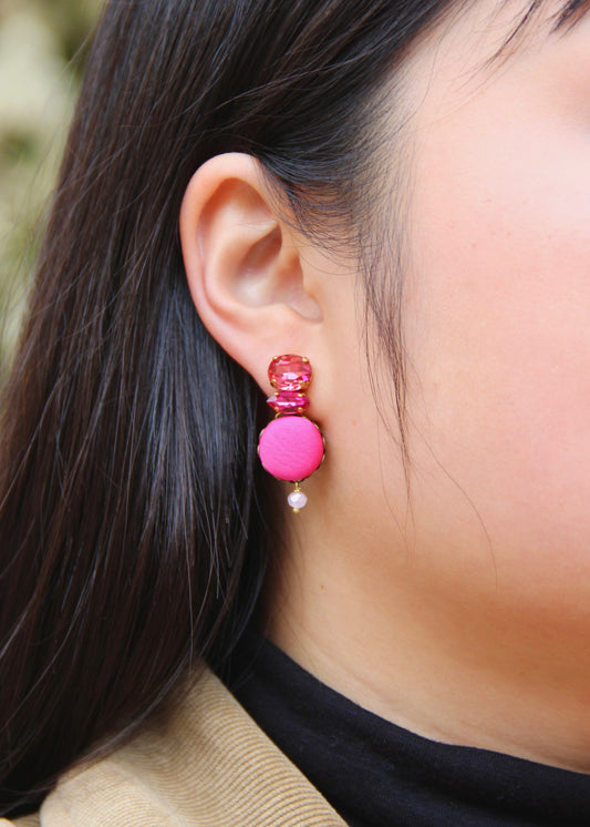 Orecchino artigianale Metropolitan realizzato da laura sciunnach bijoux modello Venezia con bottone in stoffa fucsia, cristalli tagliati e perlina pendente – gioiello fatto a mano, leggero e personalizzabile, ispirato alla città di Venezia.