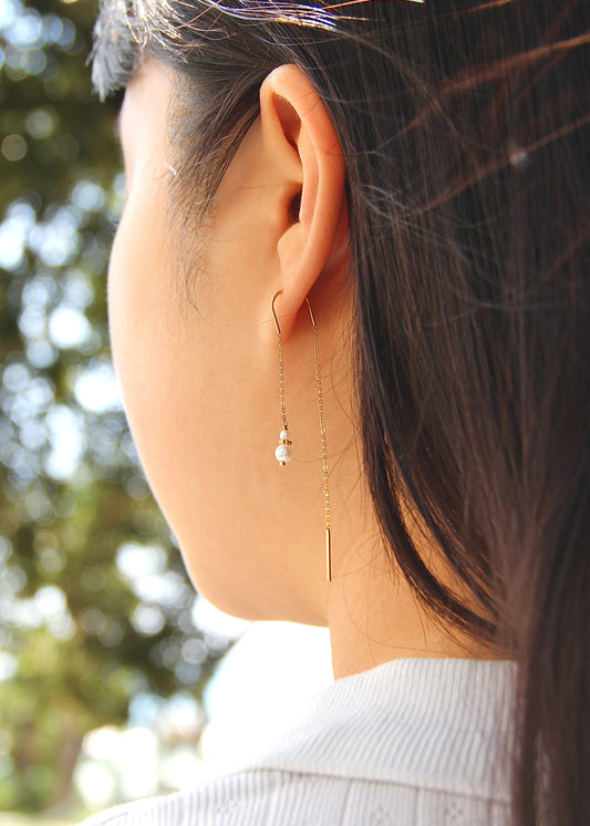 Orecchini Saliscendi Arco in acciaio inossidabile oro con archetto rigido e pietra naturale, realizzati artigianalmente da Laura Sciunnach; design elegante e minimalista con catena sottile e finitura lucida.