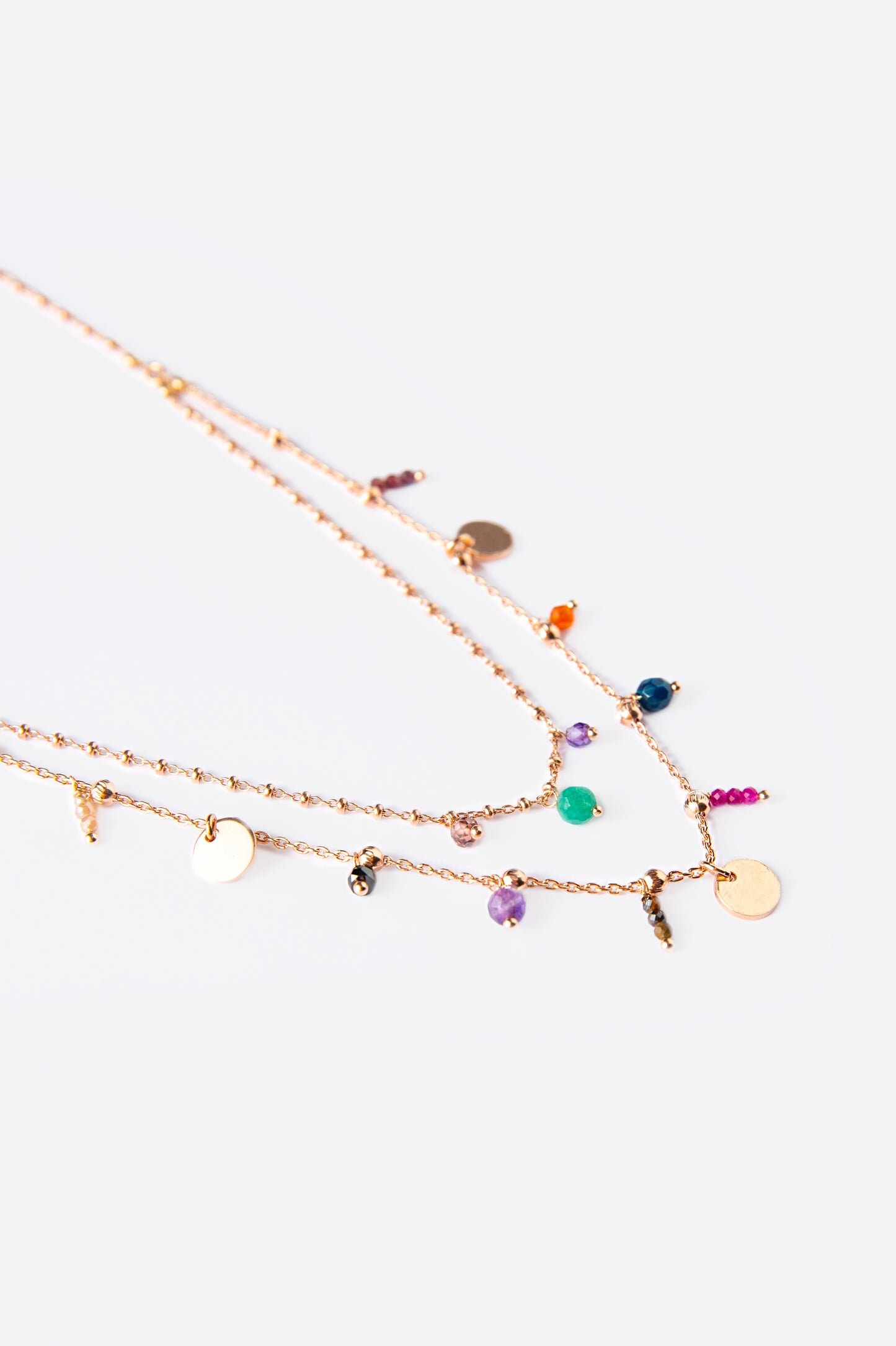 Collana a due fili con medagliette e pietre multicolor