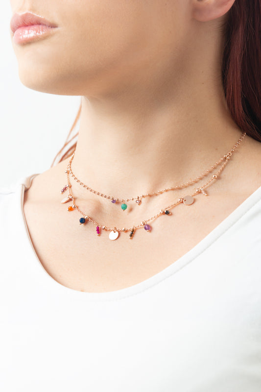 带奖牌和彩色宝石的双串项链