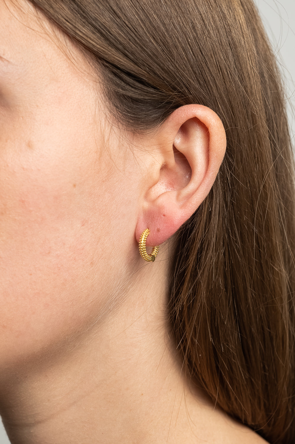 Orecchini a cerchio puntinati in argento placcato oro