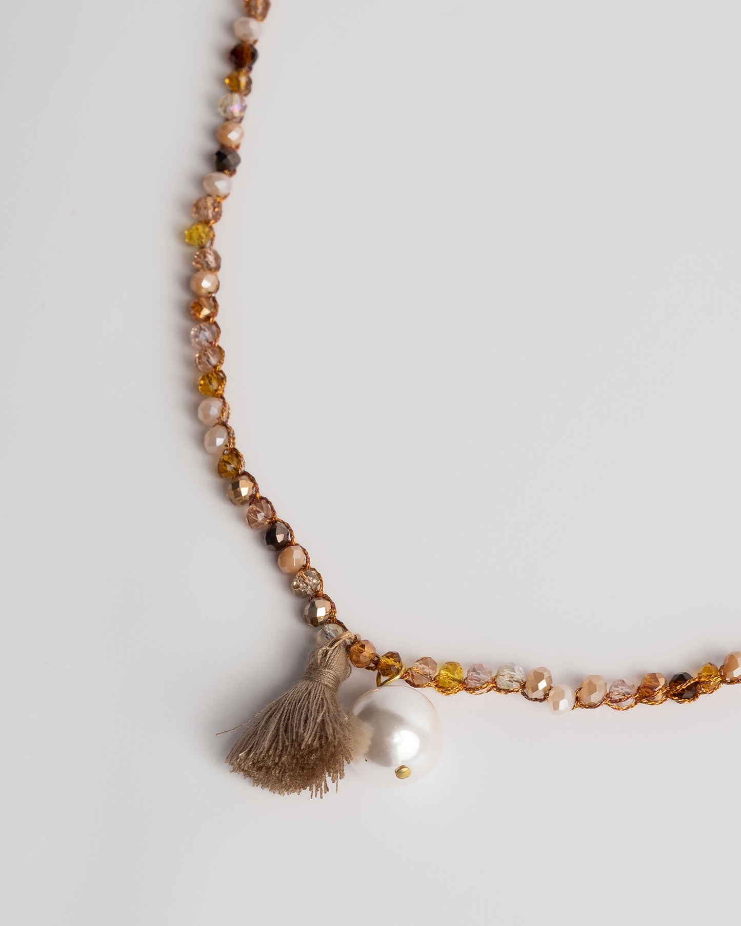 Collana uncinetto e cristalli con perla e nappina