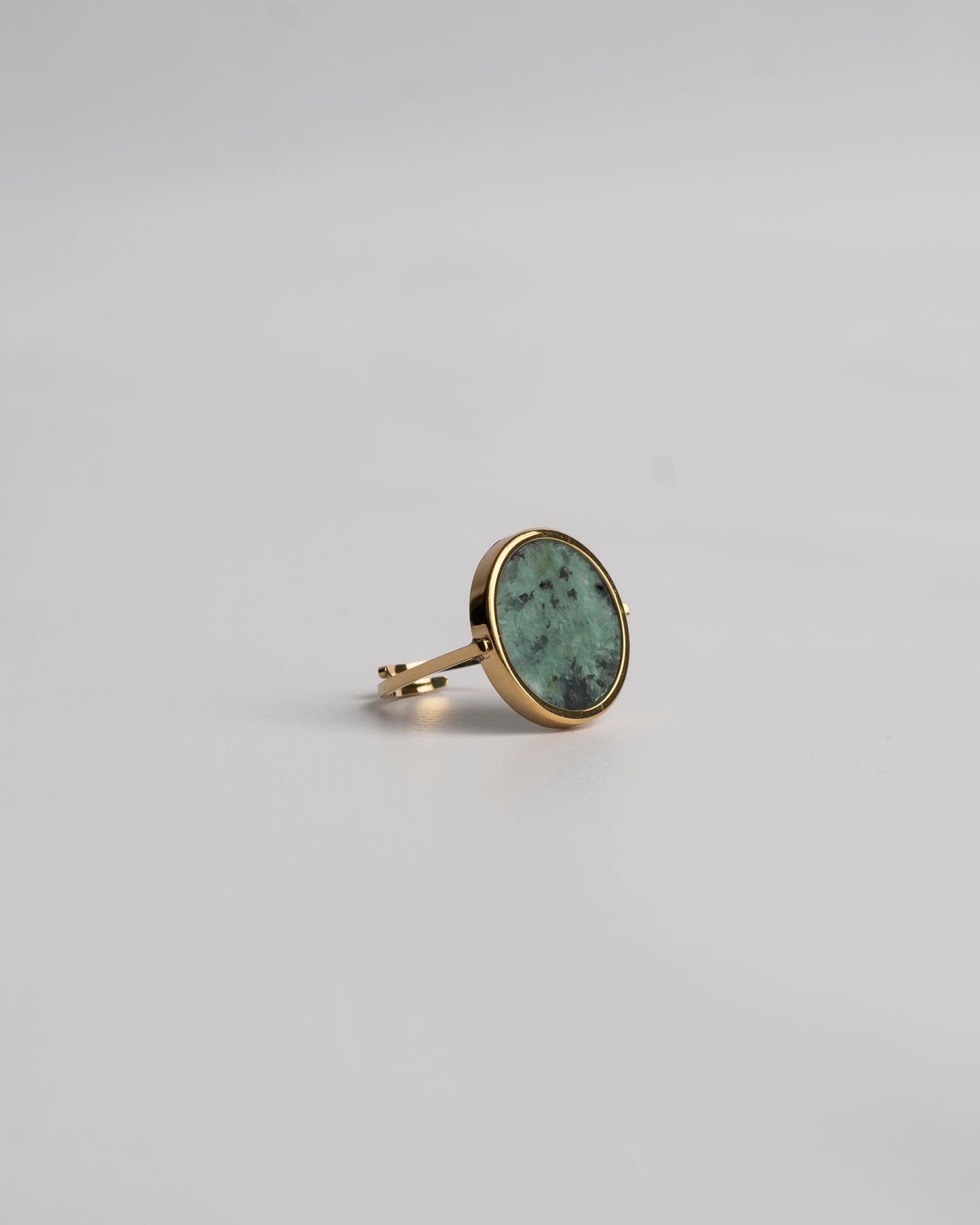 Anello con pietra dura naturale