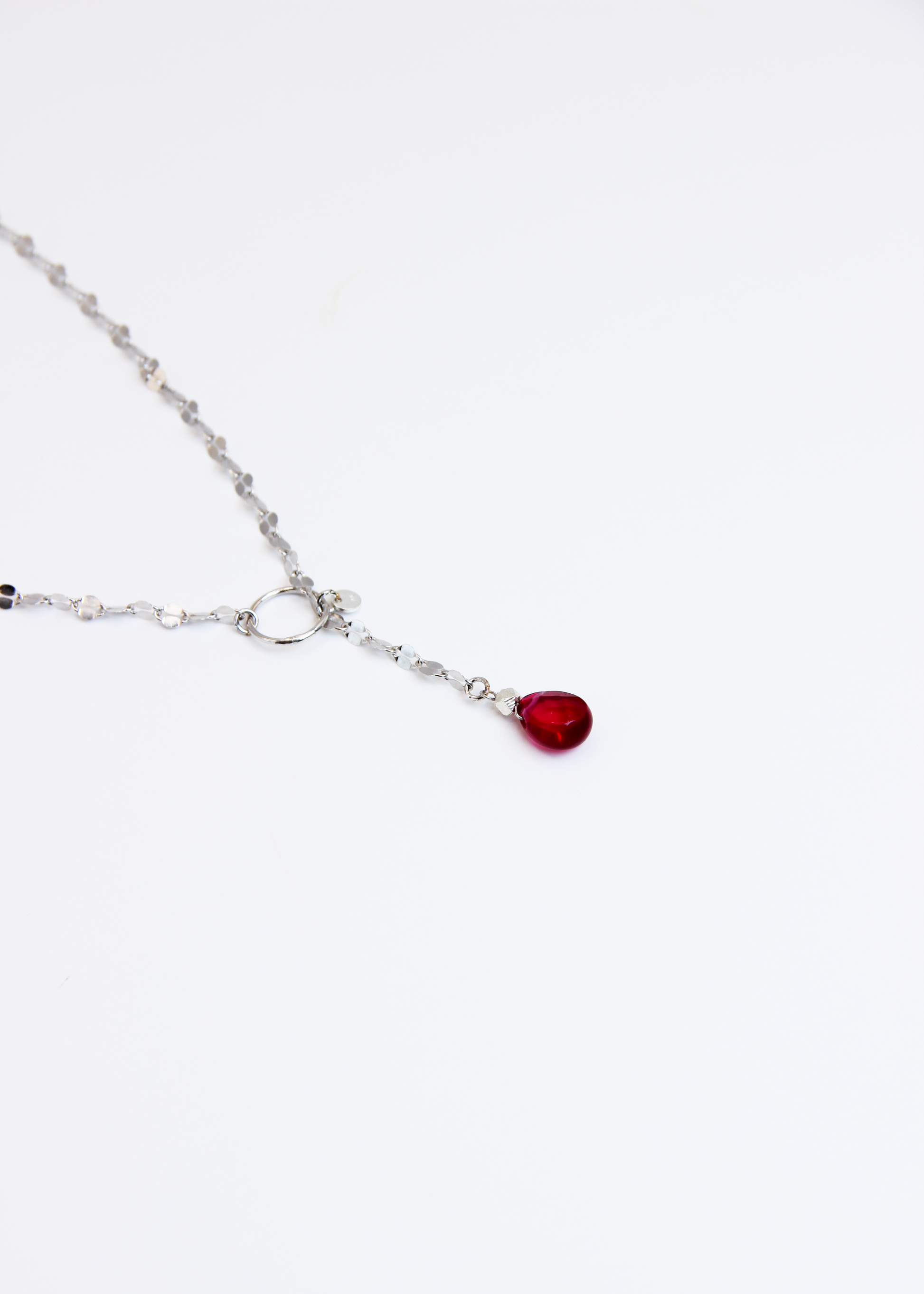 Collana lunga Ameline in argento o argento placcato oro con ciondolo in pietra dura, realizzata artigianalmente da Laura Sciunnach, indossabile lunga o a doppio giro.