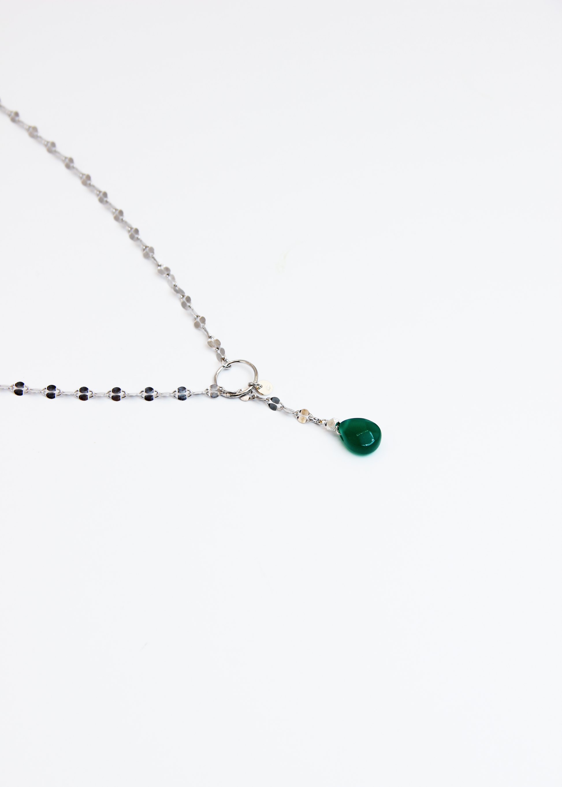 Collana lunga Ameline in argento o argento placcato oro con ciondolo in pietra dura, realizzata artigianalmente da Laura Sciunnach, indossabile lunga o a doppio giro.
