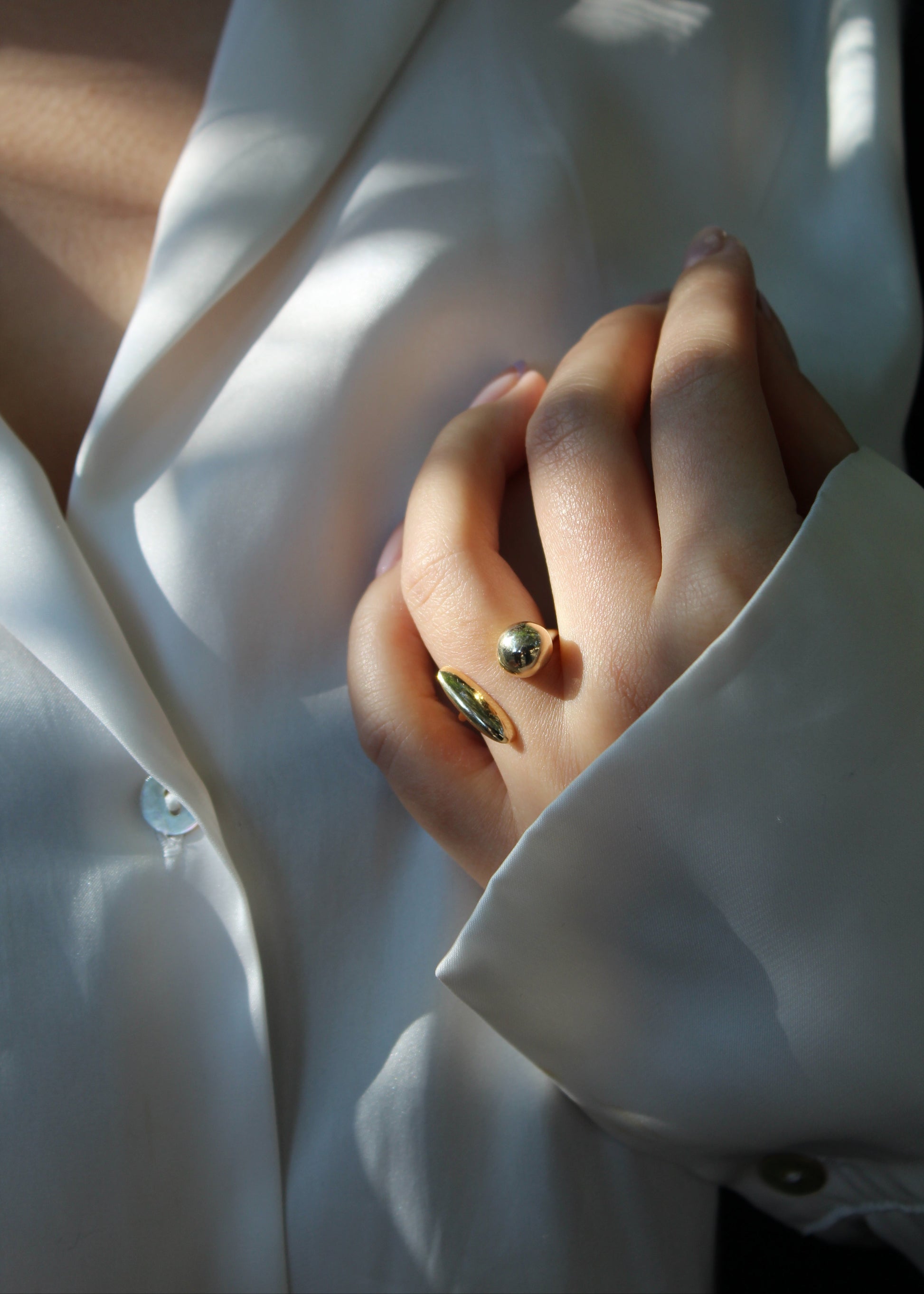 Anello Ginevra in Argento 925, dal design aperto con sfera e barretta, elegante e moderno. Regolabile per una vestibilità comoda e personalizzata. Disponibile in argento naturale o con placcatura in oro, perfetto da indossare da solo o abbinato ad altri anelli.  

Acquista su Laura Sciunnach.